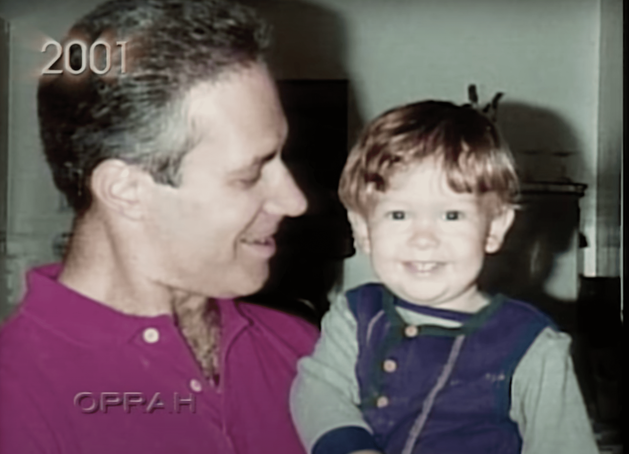 Ben Goeller mit seinem Sohn Bryan auf dem Arm. | Quelle: Youtube.com/OWN