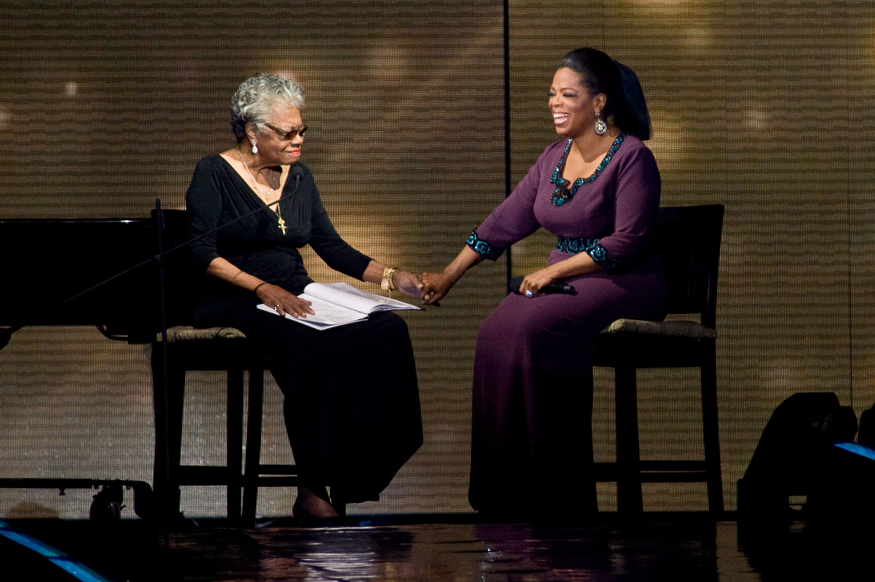 Maya Angelou und Oprah Winfrey bei der Veranstaltung "Surprise Oprah! A Farewell Spectacular" in Chicago, Illinois am 17. Mai 2011 | Quelle: Getty Images