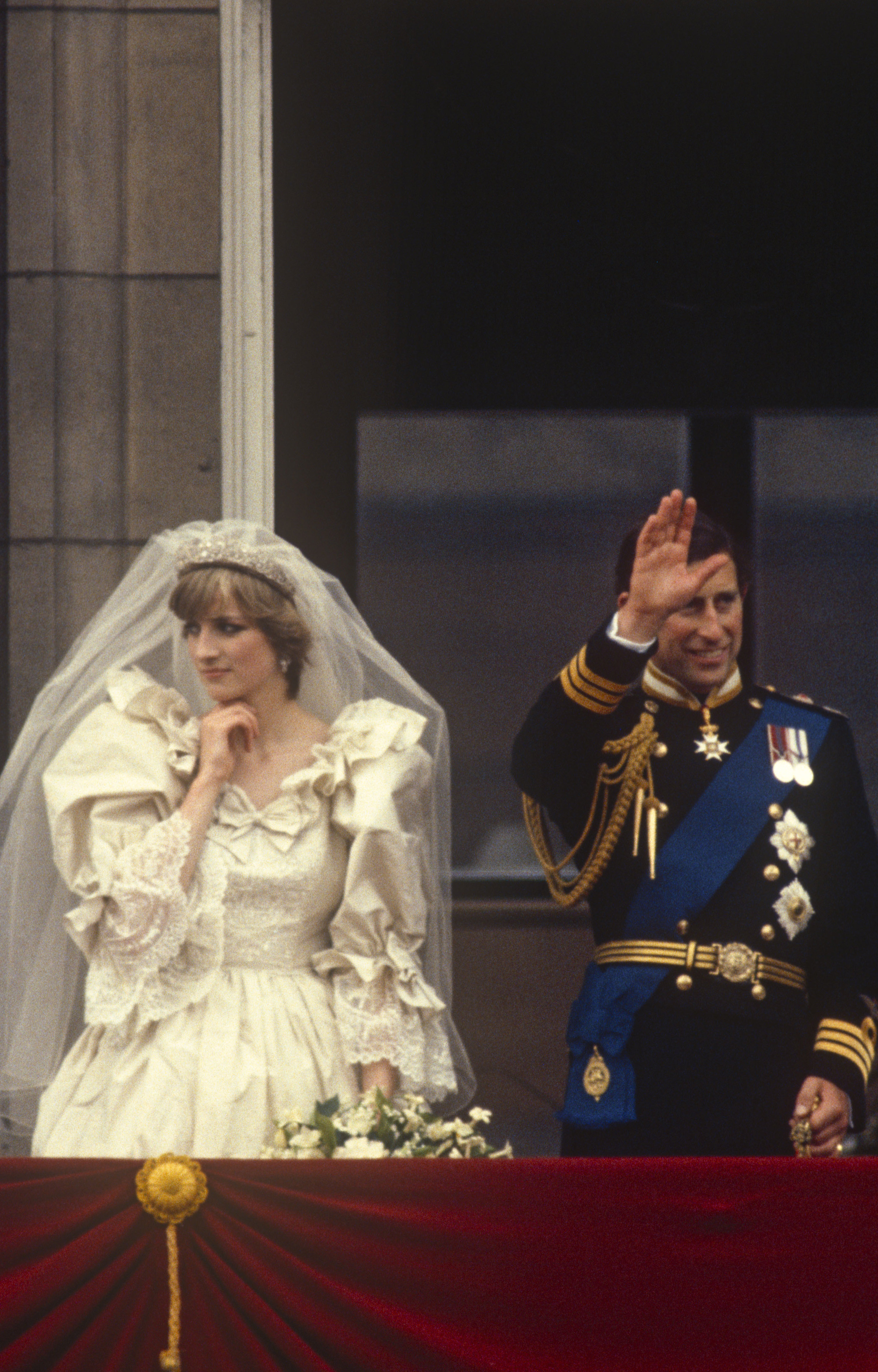 König Charles III. und Prinzessin Diana auf dem Balkon des Buckingham Palace nach ihrer Trauung in der St. Paul's Cathedral in London, England, am 29. Juli 1981 | Quelle: Getty Images