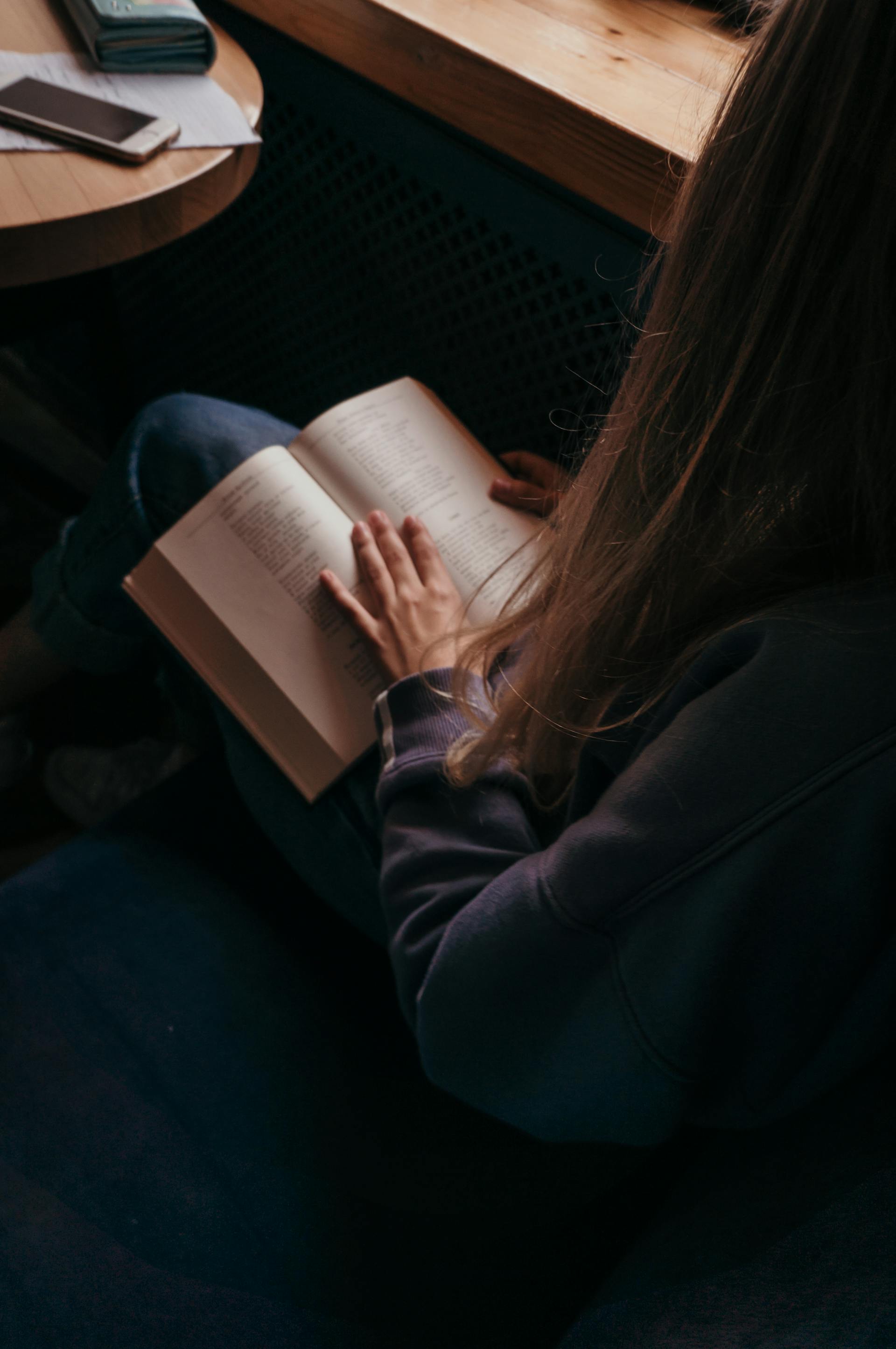 Eine Person, die ein Buch liest | Quelle: Pexels
