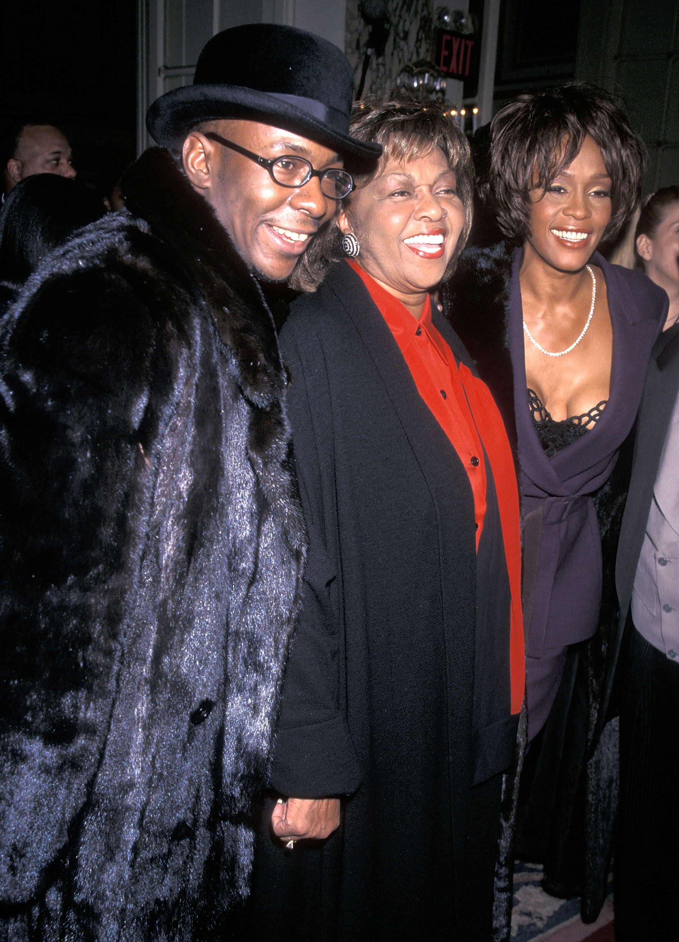 Bobby Brown, Whitney und Cissy Houston bei der 40th Annual Grammy Awards Pre-Party in New York City am 24. Februar 1998 | Quelle: Getty Images