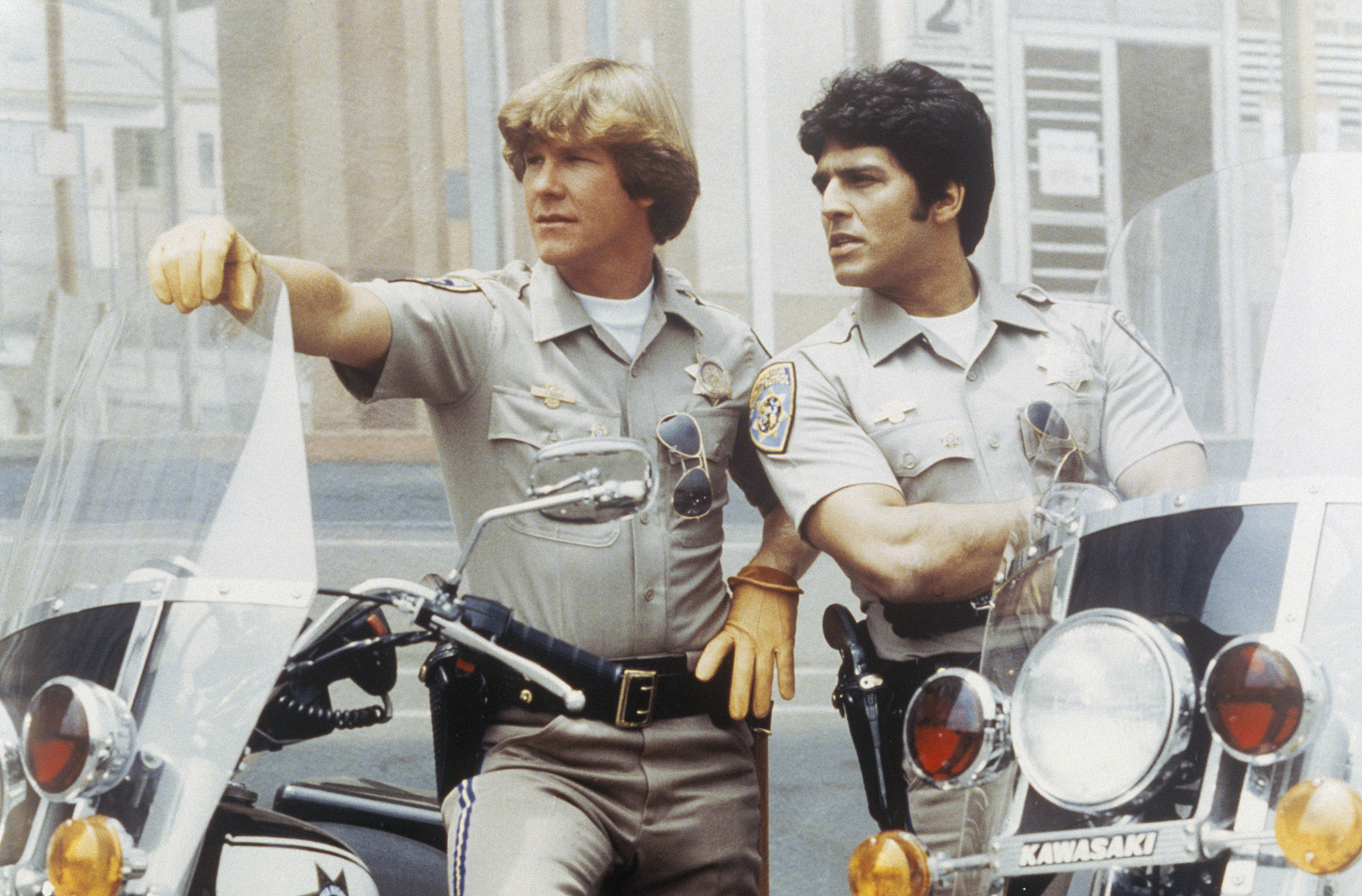 Die TV-Ikone mit seinem Co-Star in der Serie „CHiPs“ von 1977. | Quelle: Getty Images