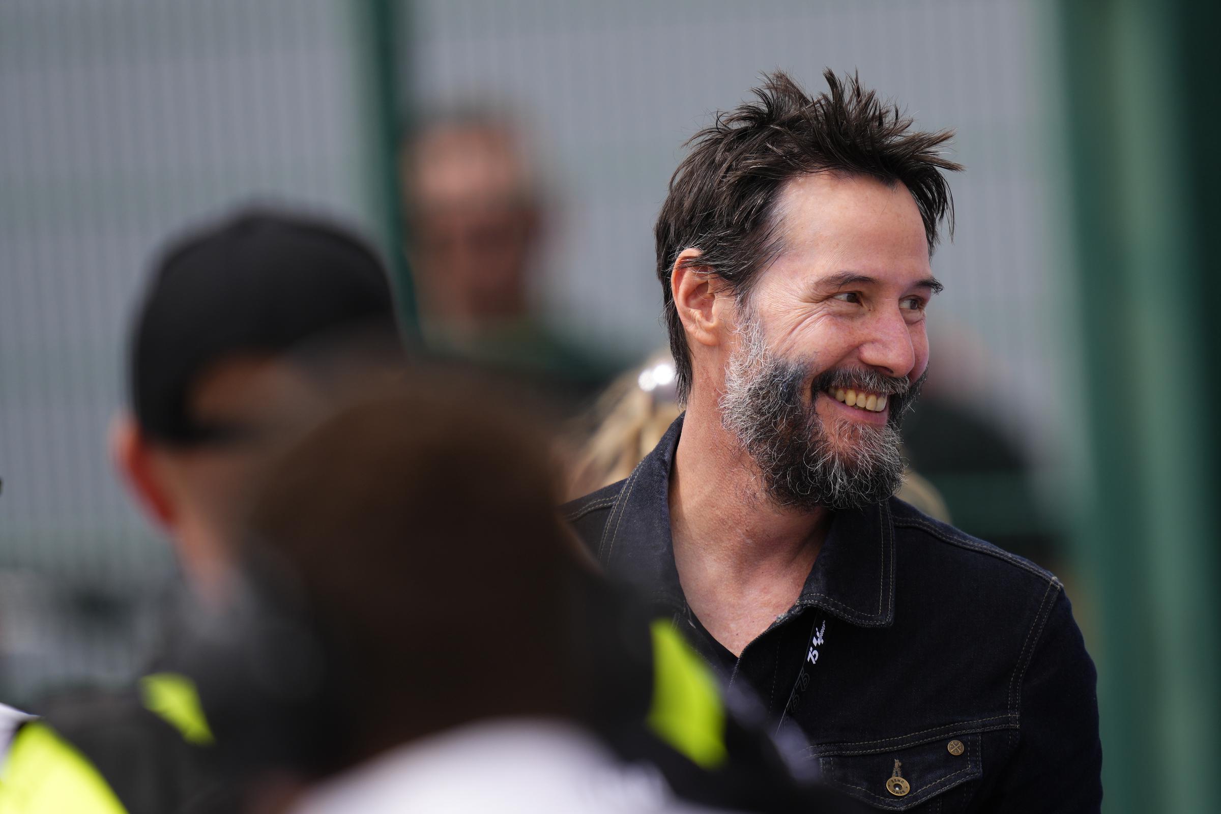 Keanu Reeves während des Renntags des Liqui Moly Motorrad Grand Prix Deutschland auf dem Sachsenring in Hohenstein-Ernstthal, Deutschland, am 7. Juli 2024 | Quelle: Getty Images