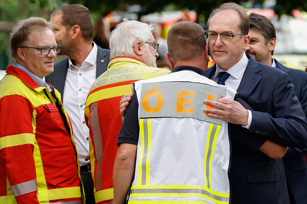 Der deutsche Innenminister Alexander Dobrindt (rechts) trifft sich mit Einsatzkräften an einer weiterführenden Schule in Schongau im süddeutschen Bundesland Bayern, wo bei einem Anschlag am 8. Juli 2026 mehrere Menschen verletzt und ein Verdächtiger festgenommen wurden. | Quelle: Getty Images