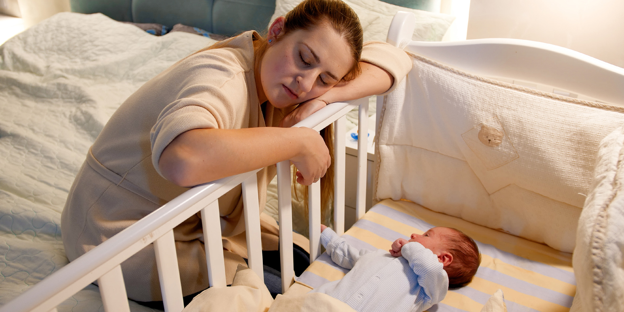 Eine müde Mutter und ihr Neugeborenes | Quelle: Shutterstock