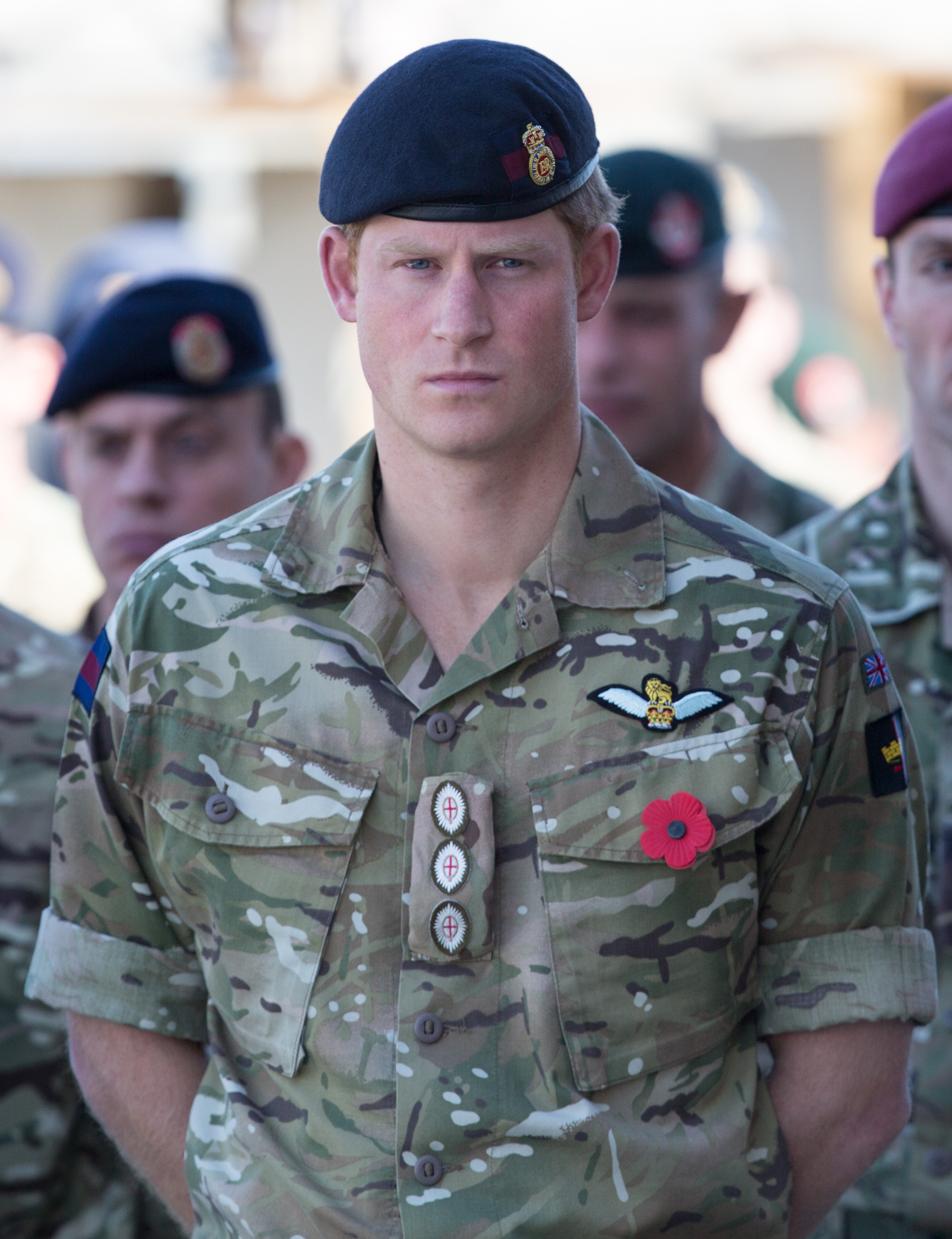 Prinz Harry versammelt sich am 9. November 2014 auf dem Kandahar Airfield in Kandahar, Afghanistan, mit anderen Soldaten zu einem Gedenkgottesdienst | Quelle: Getty Images