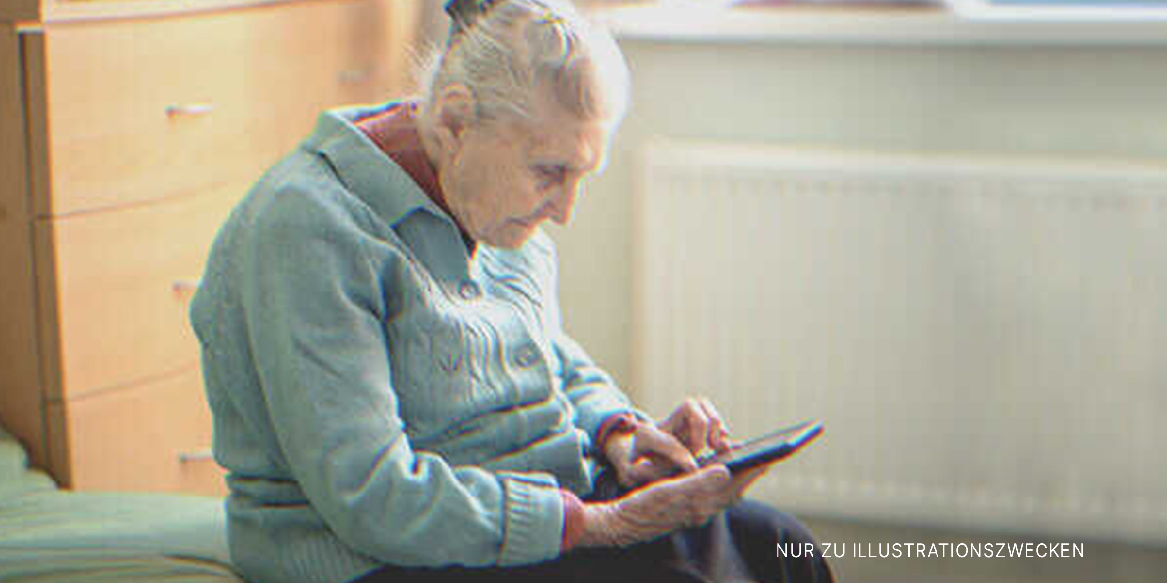 Eine Seniorin durchsucht ihr Handy | Quelle: Shutterstock