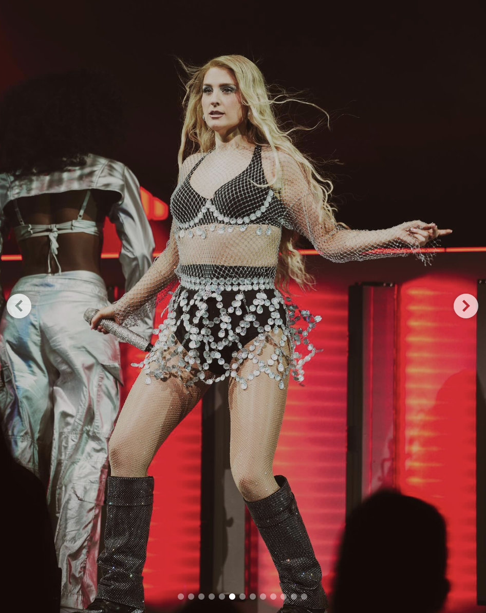 Auf einem Foto vom 19. Oktober 2024 ist Meghan Trainor auf der Bühne zu sehen | Quelle: Instagram/meghantrainor