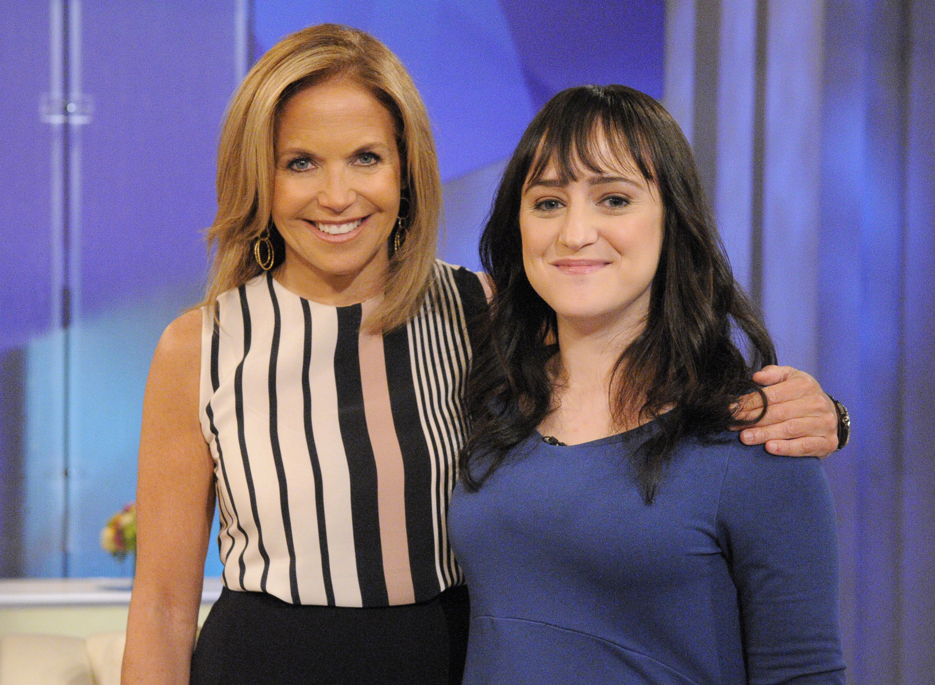 Katie Couric und Mara Wilson am Set der ABC-Sendung "Katie" am 29. Mai 2013 | Quelle: Getty Images