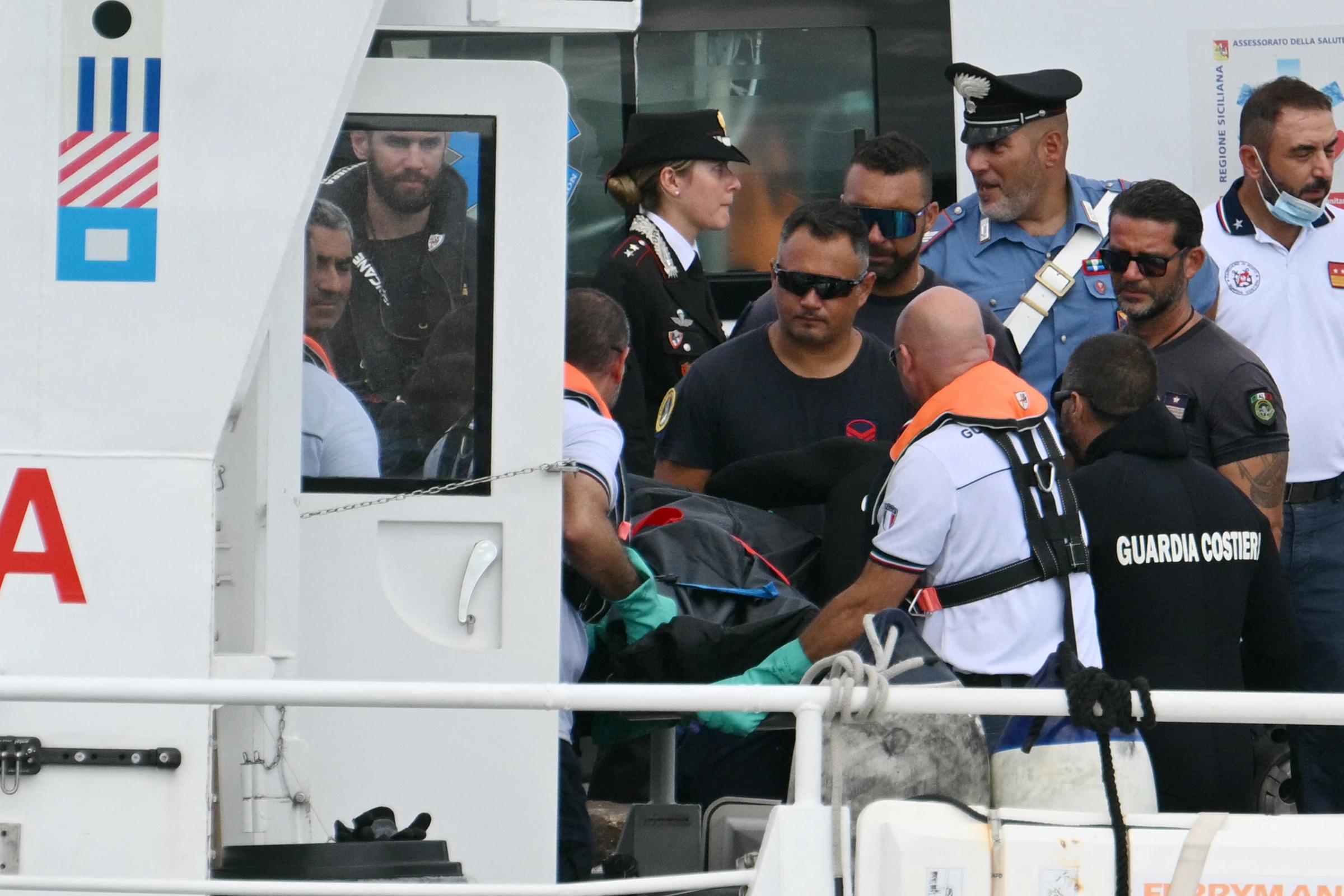 Die italienische Küstenwache (Guardia Costiera) trägt am 21. August 2024, zwei Tage nach dem Untergang der unter britischer Flagge fahrenden Luxusyacht Bayesian, eine Leiche in Porticello bei Palermo. | Quelle: Getty Images