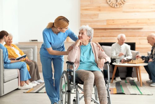 Ältere Menschen und Pflegekraft | Quelle: Shutterstock
