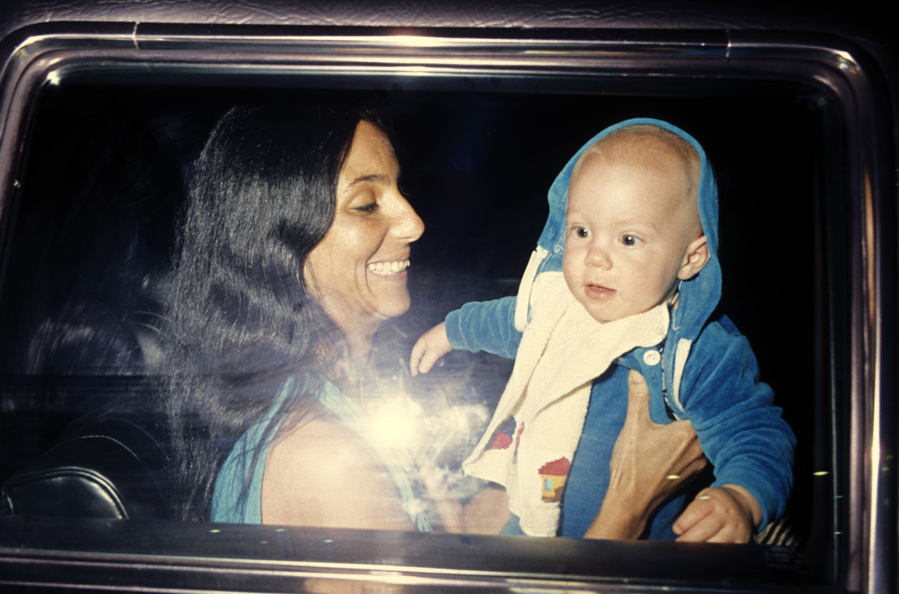 Cher und ihr Sohn Elijah Allman, fotografiert am 20. März 1977 am internationalen Flughafen von Los Angeles in Los Angeles, Kalifornien | Quelle: Getty Images