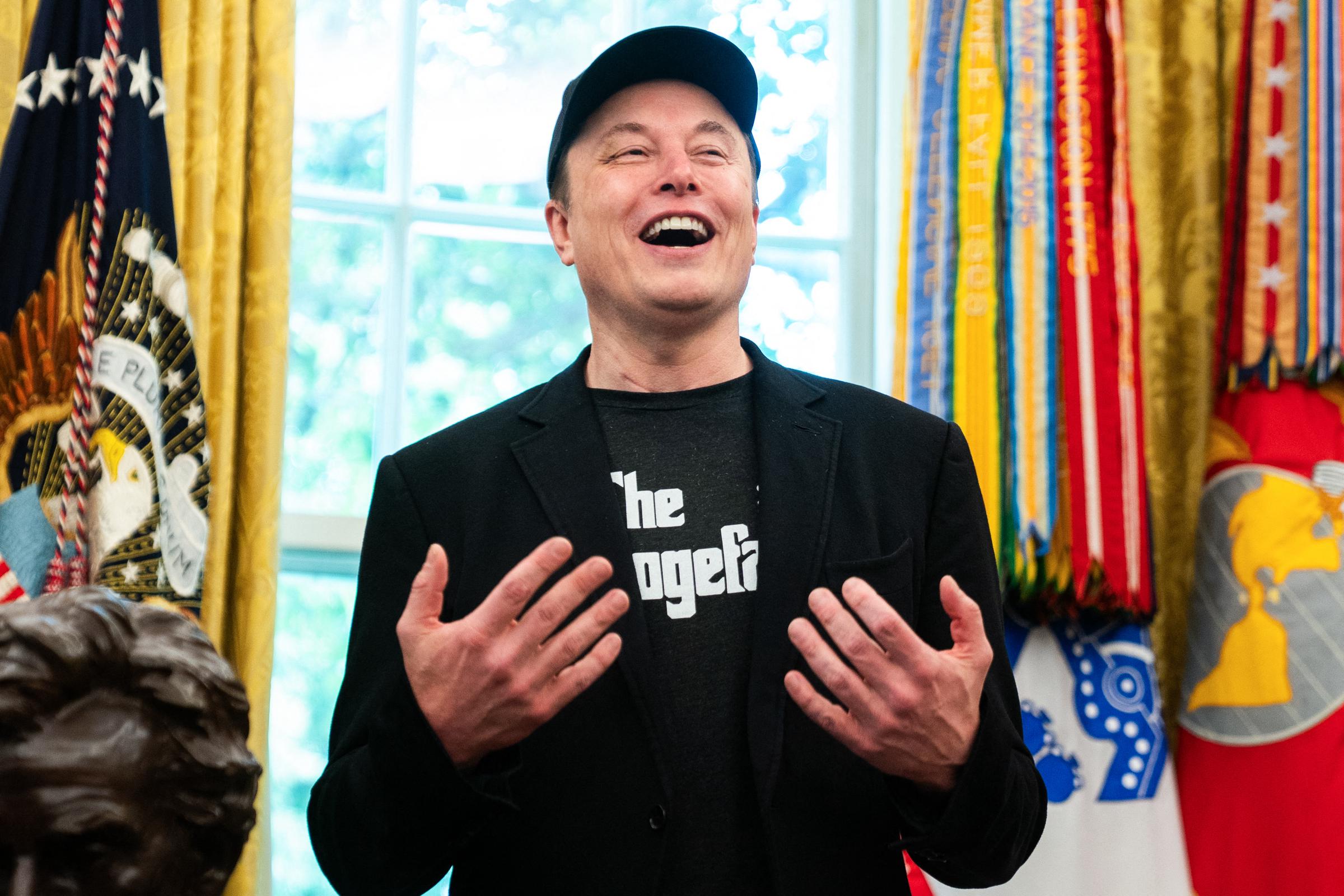 Musk sprach während der Pressekonferenz, als ein Reporter sein merkwürdiges blaues Auge bemerkte, was zu Spekulationen über dessen Ursprung führte.
