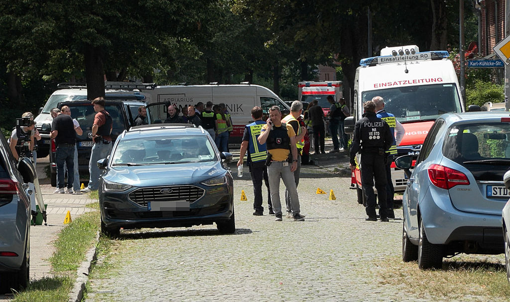 Polizei und Rettungskräfte sind am Tatort im Einsatz, an dem am 29. Juni 2026 bei einer Schießerei in Stade, einer Stadt im Norden Deutschlands etwa 50 Kilometer westlich von Hamburg, mehrere Menschen ums Leben kamen. Eine Person sei festgenommen worden, teilte ein Polizeisprecher mit, der jedoch keine genauen Angaben zur Zahl der Todesopfer oder weitere Details nannte. Der lokale öffentlich-rechtliche Sender NDR und die Boulevardzeitung „Bild“ gaben die Zahl der Todesopfer mit fünf an. | Quelle: Getty Images