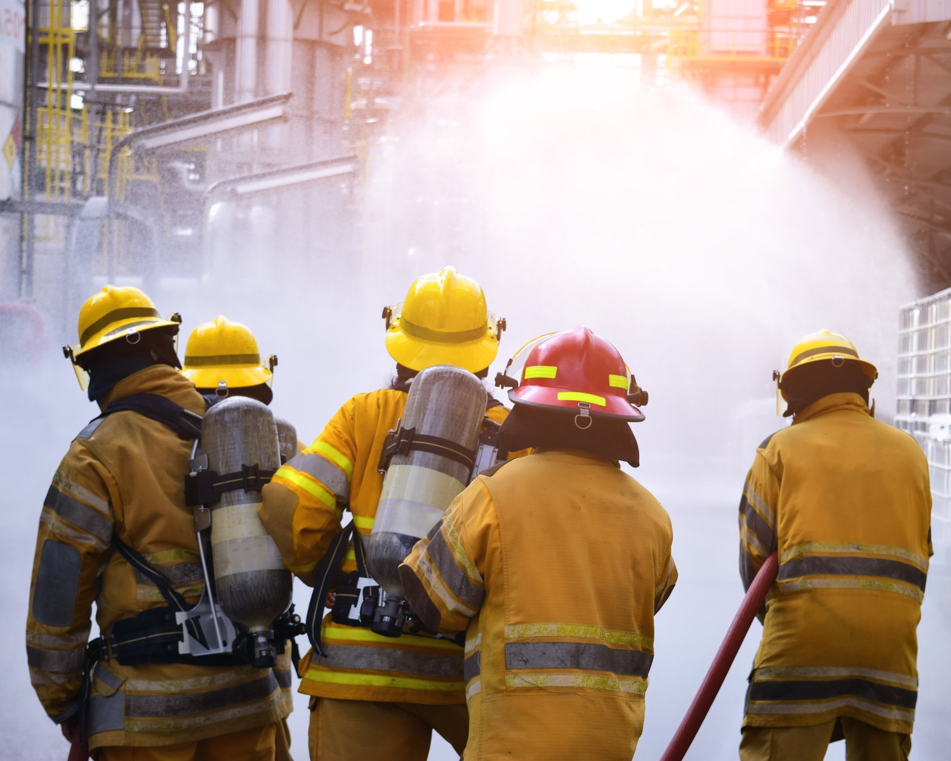 Die Rückseitenansicht einer Gruppe von Feuerwehrleuten I Quelle: Getty Images