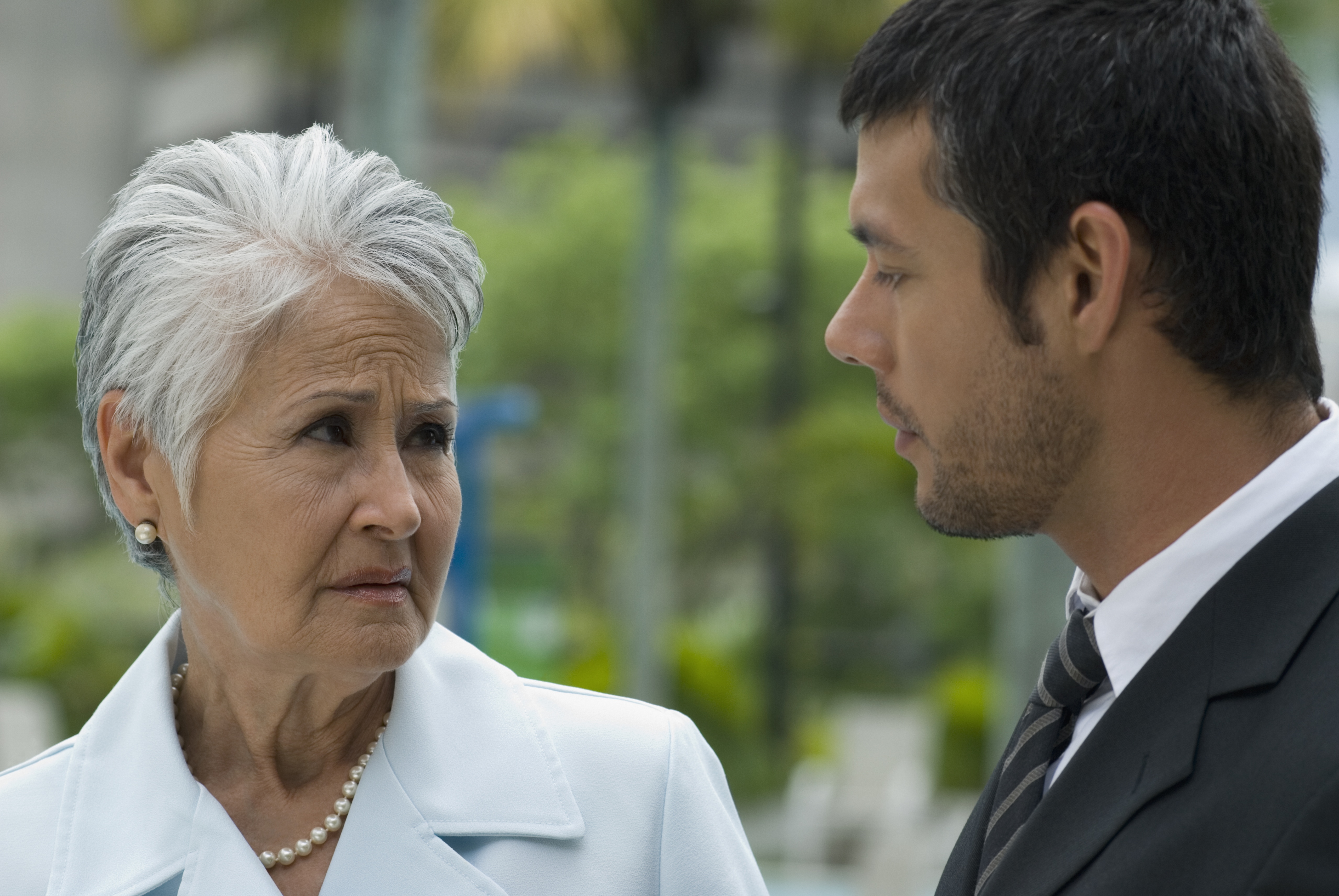 Hispanische Mutter und erwachsener Sohn im Gespräch | Quelle: Getty Images