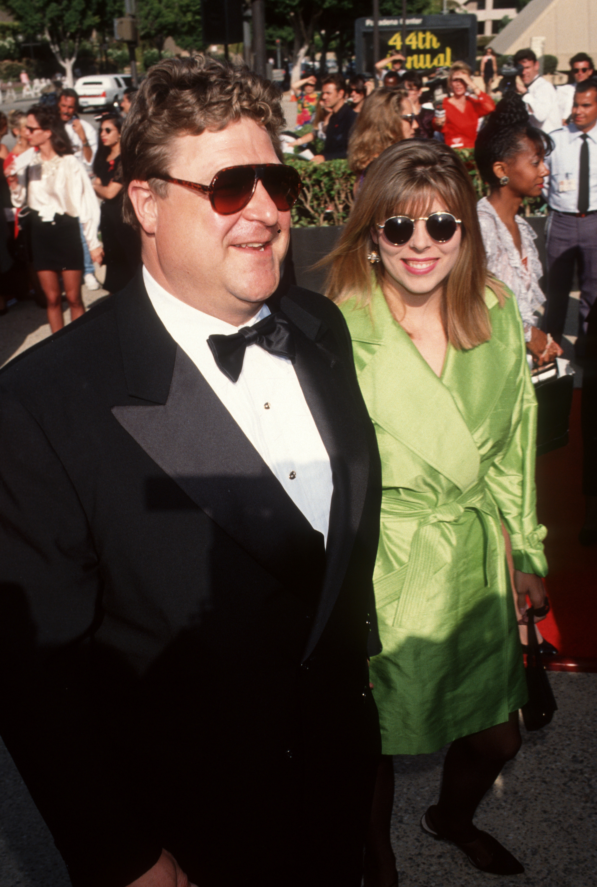 John Goodman und seine Frau Anna Beth Hartzog besuchen die 44th Annual Primetime Emmy Awards am 30. August 1992 im Pasadena Civic Auditorium in Pasadena, Kalifornien. | Quelle: Getty Images