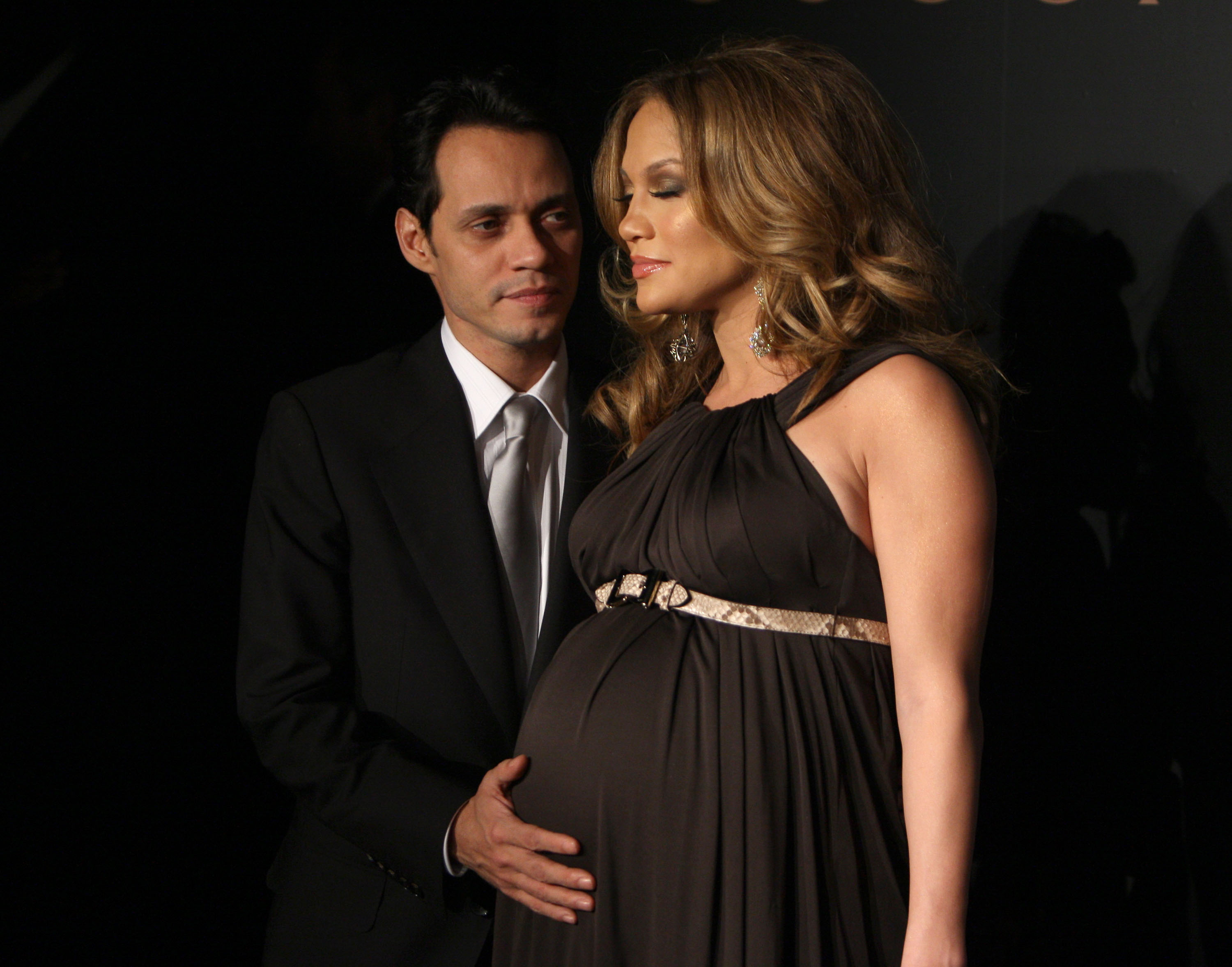 Eine schwangere Jennifer Lopez mit ihrem Ex-Mann Marc Anthony, fotografiert während der Mercedes-Benz Fashion Week Fall 2008 im The Salon at Bryant Park, New York City, 6. Februar 2008 | Quelle: Getty Images