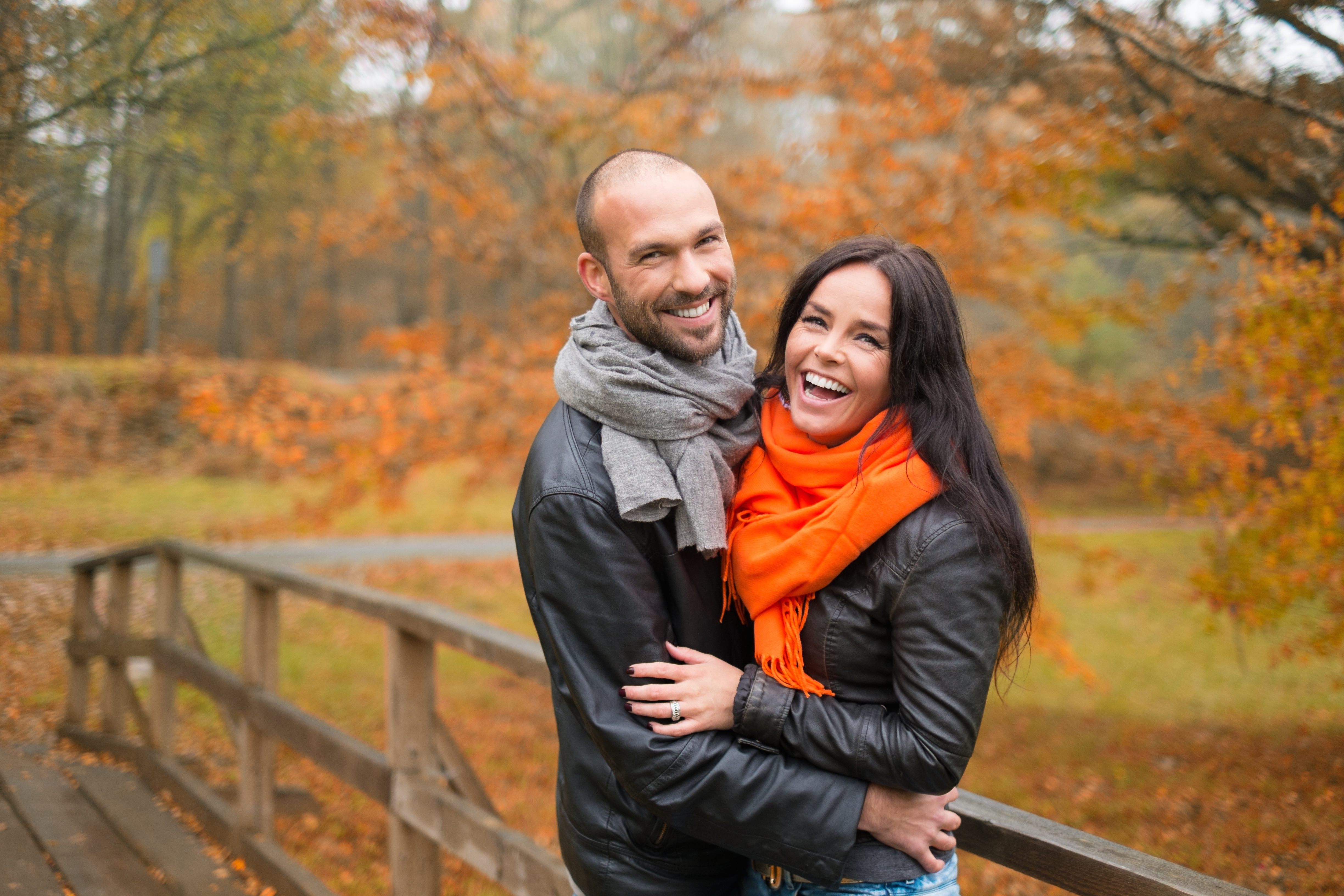 Ein glückliches Paar posiert draußen im Herbst | Quelle: Shutterstock