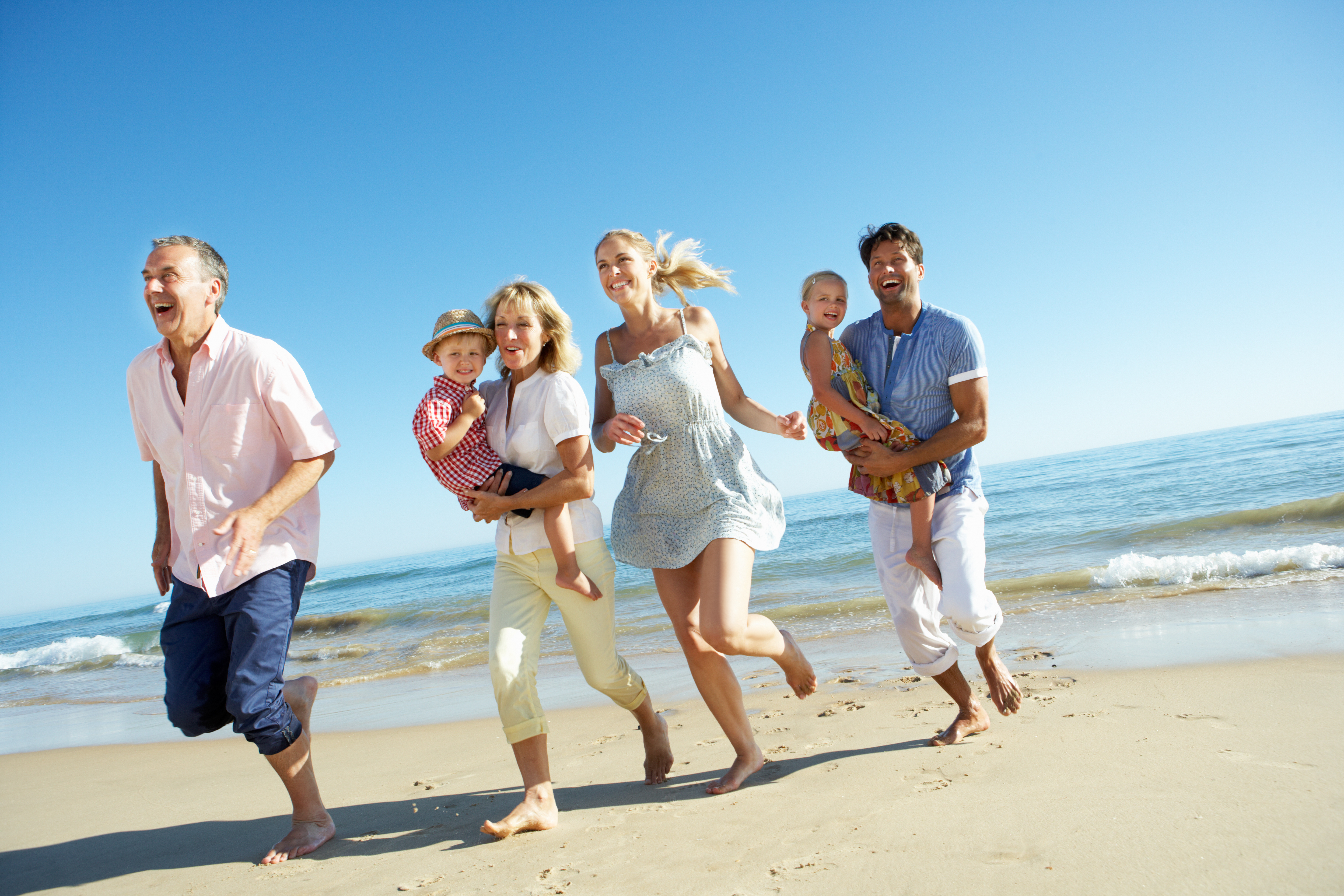 Eine Familie genießt am Strand | Quelle: Shutterstock