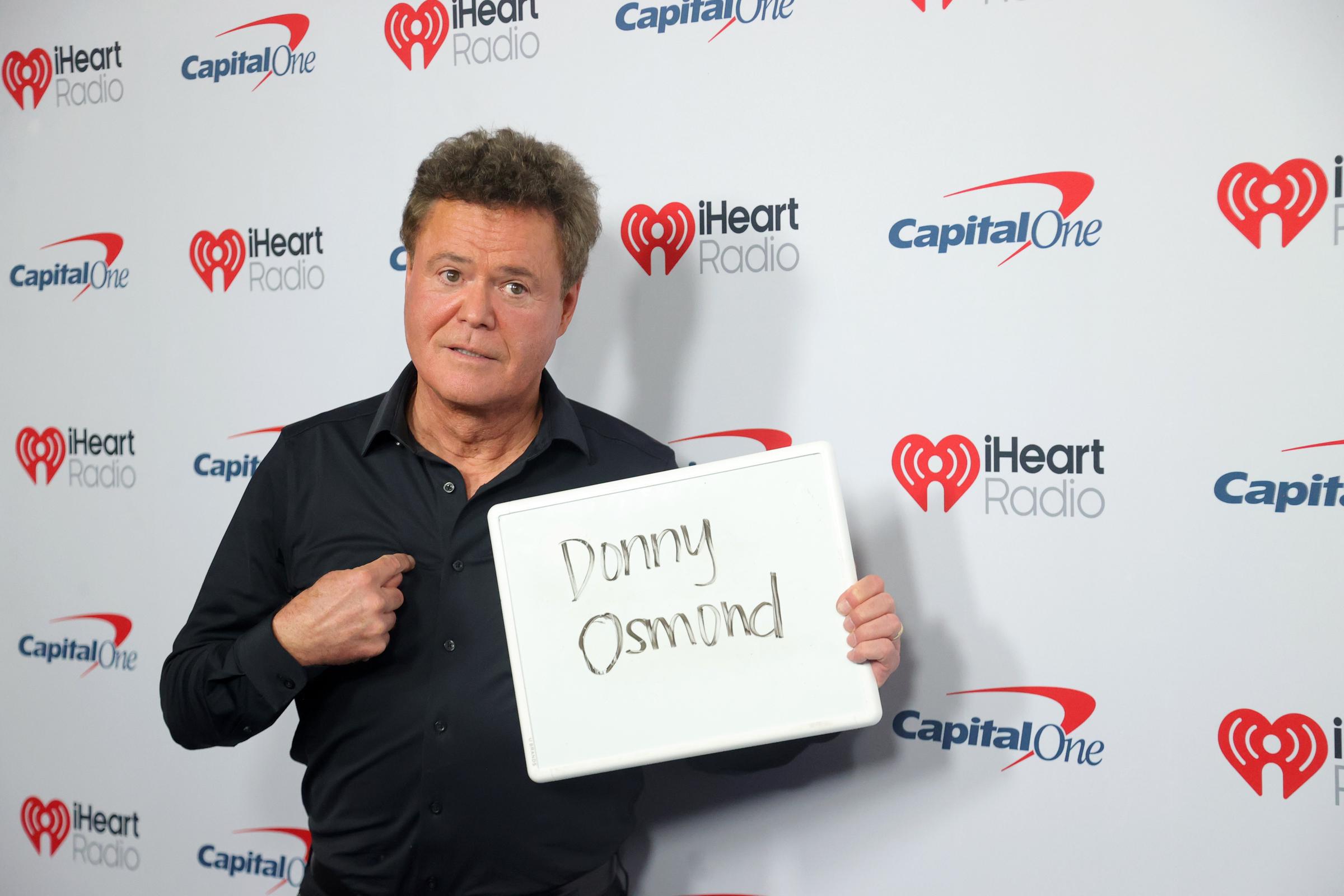 Nach mehr als sechs Jahrzehnten im Showbusiness hat Donny einen ungewöhnlichen Weg gefunden, seine frühe Karriere mit der nächsten Generation seiner Familie zu verbinden. Bei seinen Auftritten in Las Vegas ist eine KI-generierte Version seines jugendlichen Ichs zu sehen, die mit Hilfe seines Enkels Daxton entstanden ist. | Quelle: Getty Images