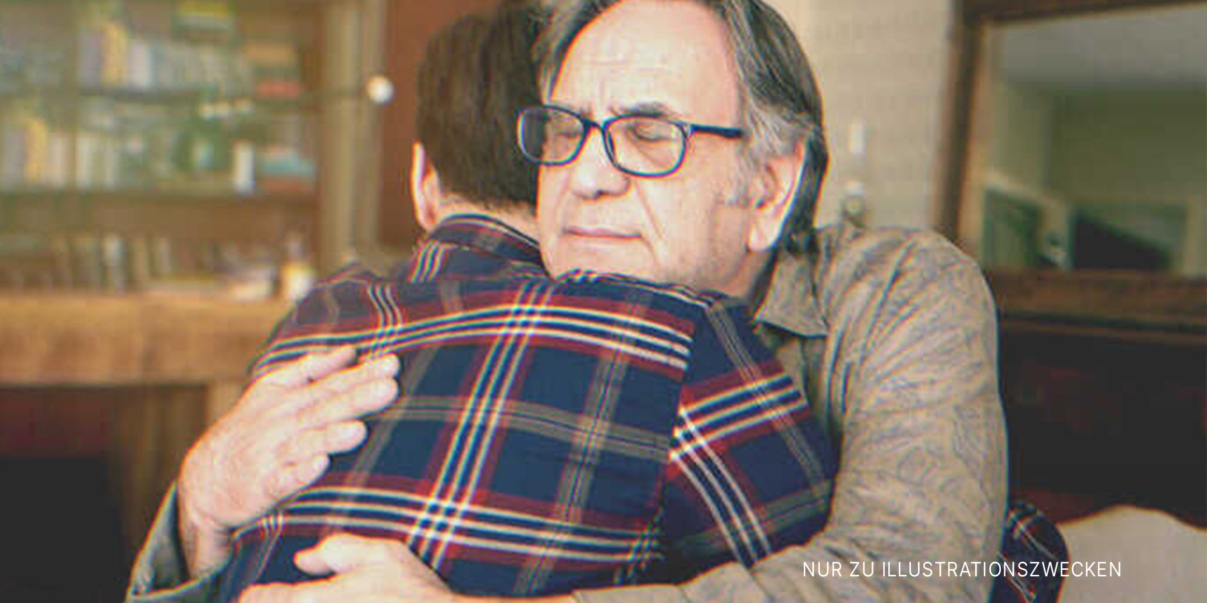 Älterer Mann umarmt jüngeren Mann | Quelle: Shutterstock