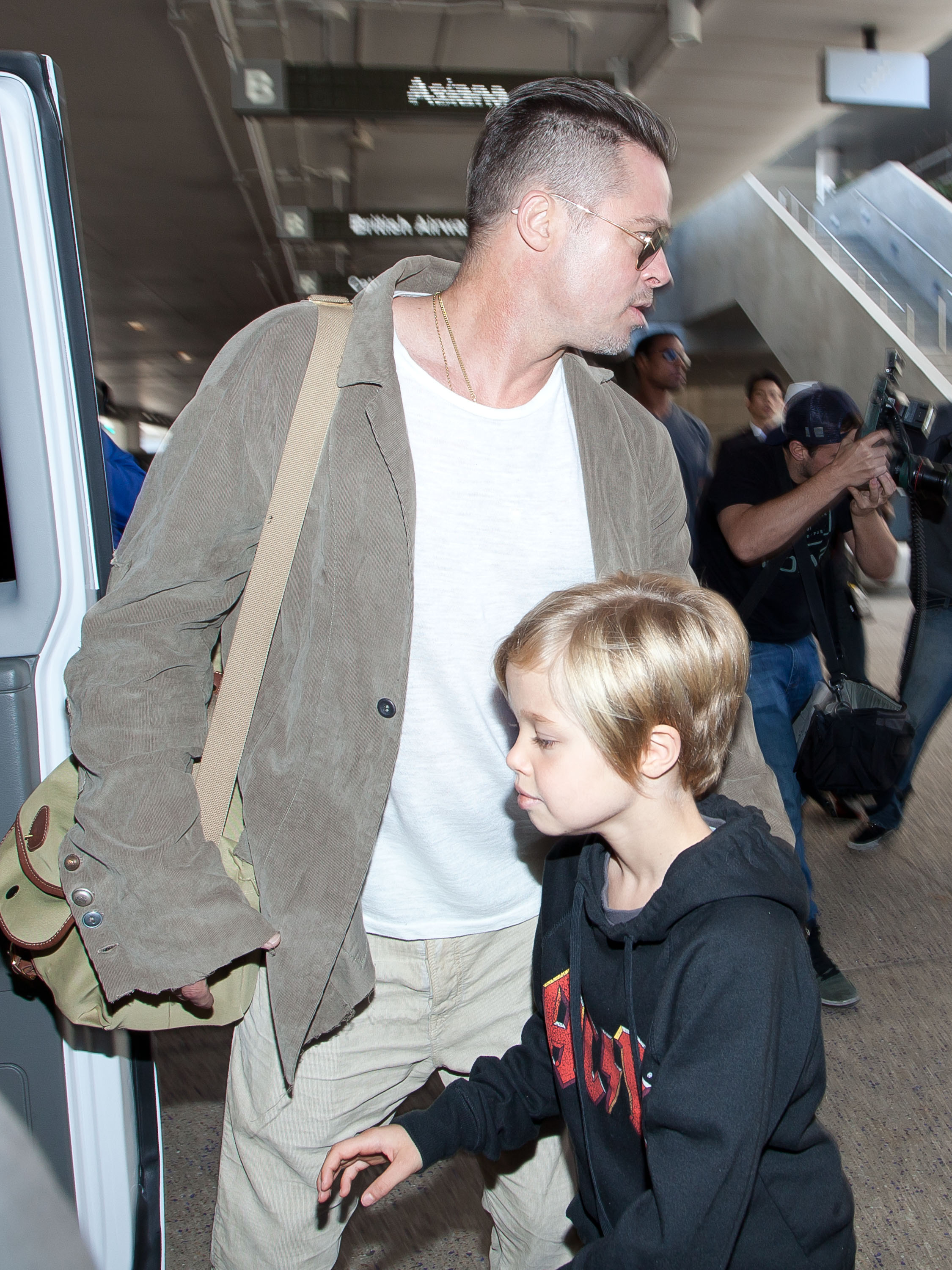 Brad Pitt und seine Tochter Shiloh in Los Angeles im Jahr 2014.| Quelle: Getty Images