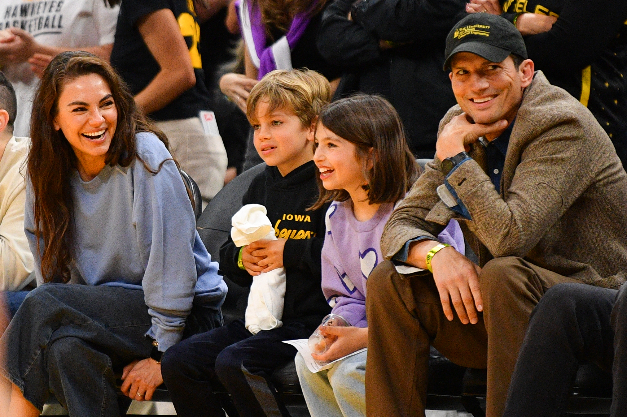 Mila Kunis, Ashton Kutcher und ihre Kinder Wyatt und Dimitri während des WNBA-Basketballspiels am 24. Mai 2024 in der Crypto.com Arena in Los Angeles, Kalifornien | Quelle: Getty Images