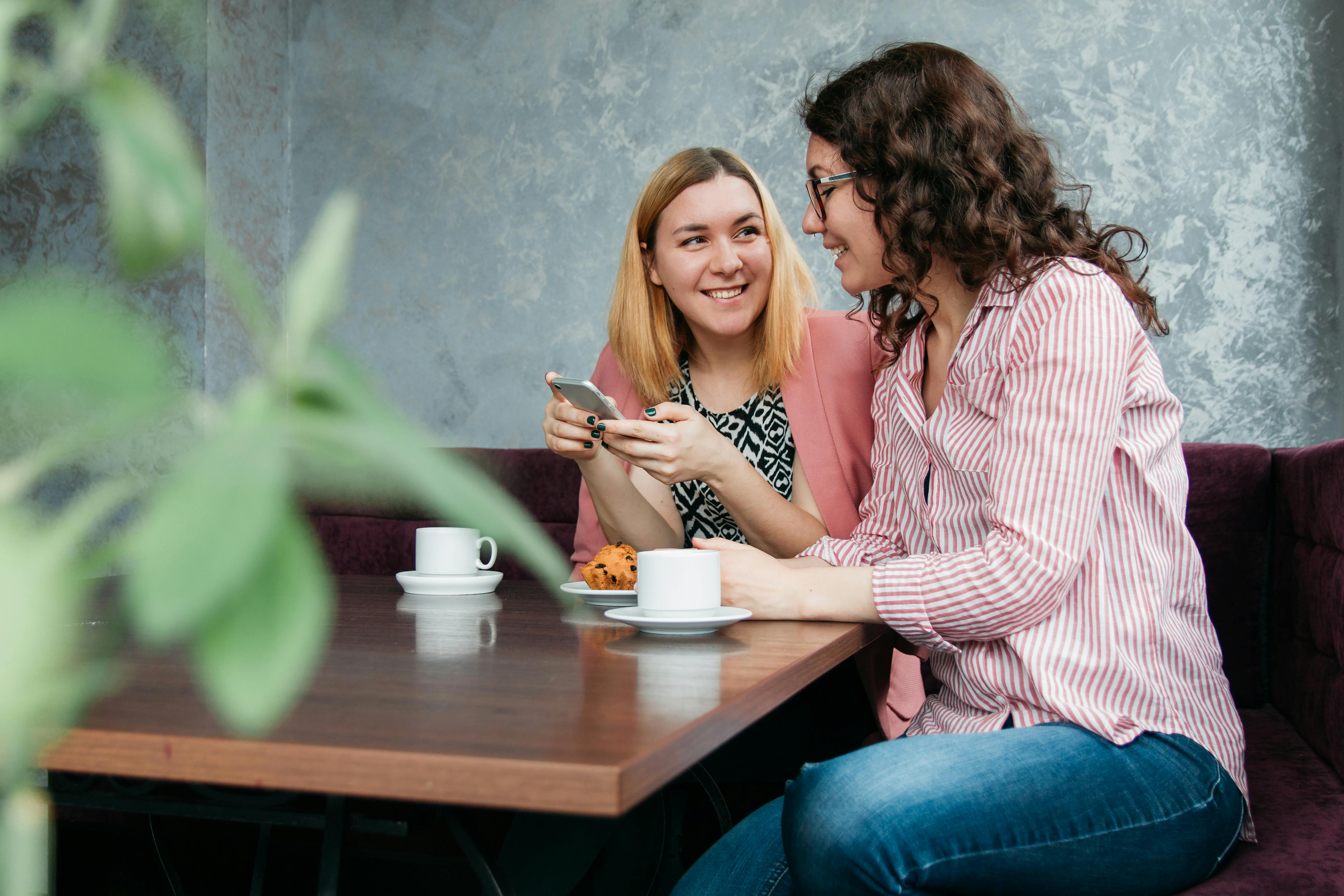 Zwei Frauen im Gespräch | Quelle: Pexels