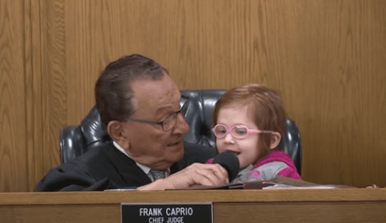 Richter Frank Caprio und Kaya im Gerichtssaal. | Quelle: YouTube/CaughtInProvidence