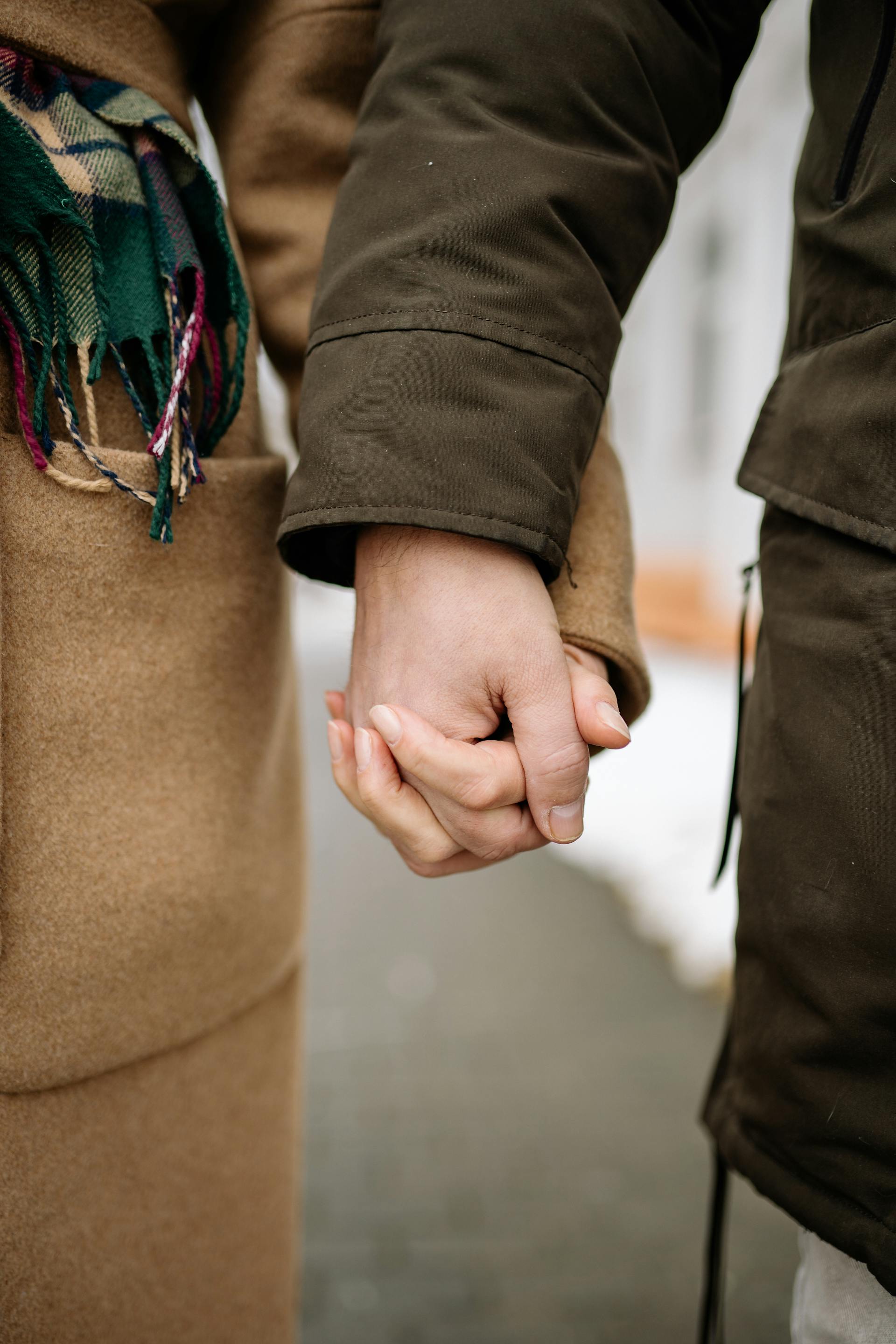 Zwei Menschen halten sich an den Händen | Quelle: Pexels