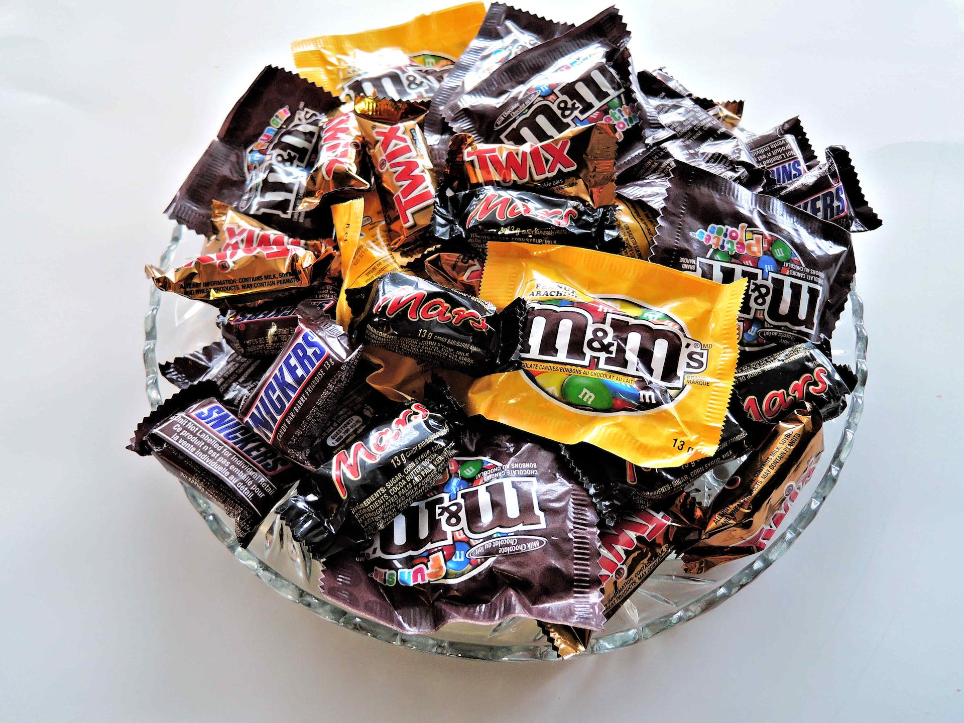 Glasschale voller Schokolade | Quelle: Pexels