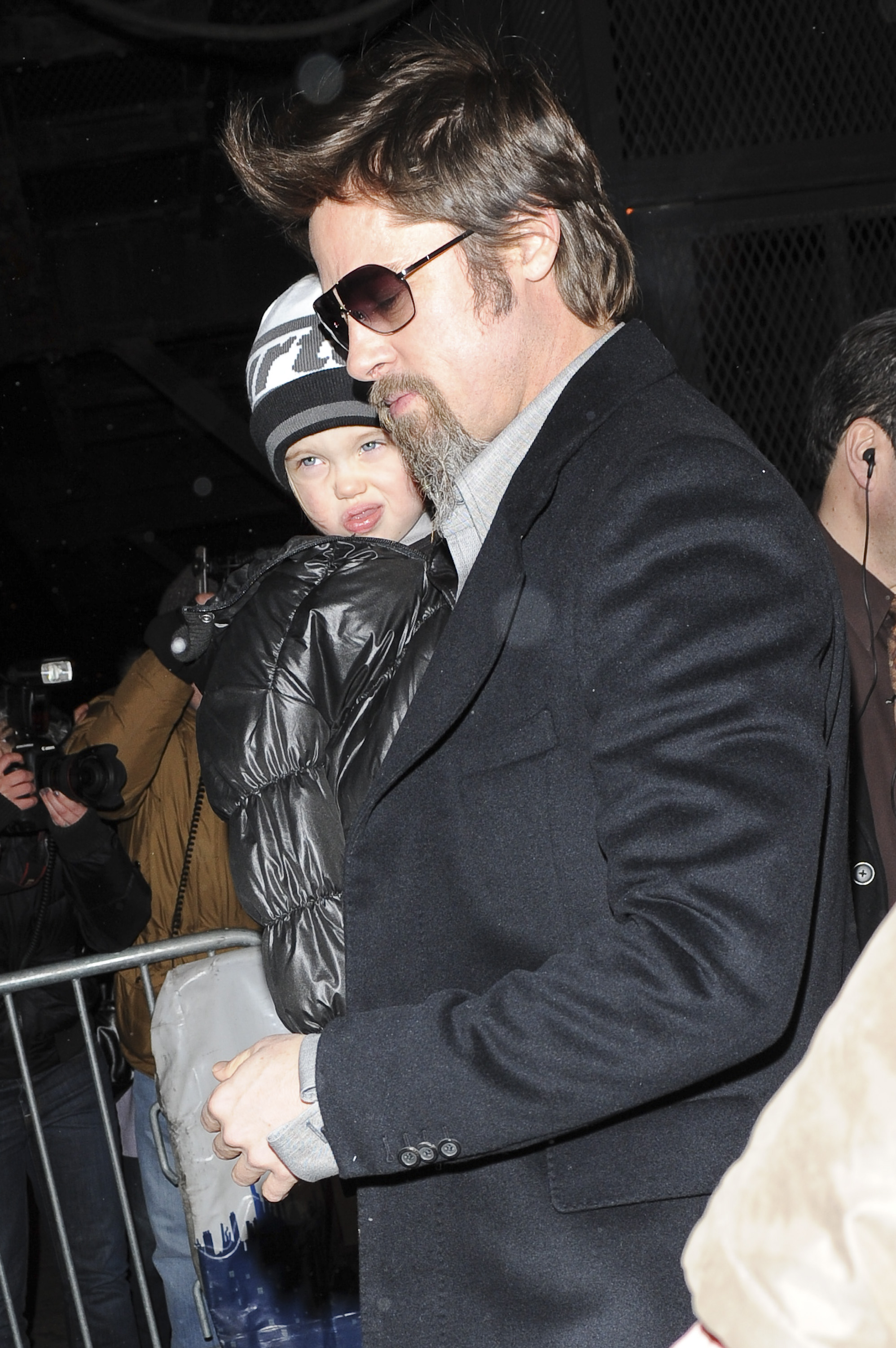 Brad Pitt (R) und Shiloh Nouvel Jolie-Pitt verlassen die "Mary Poppins"-Vorstellung im New Amsterdam Theater am 03. Januar 2010 in New York City | Quelle: Getty Images
