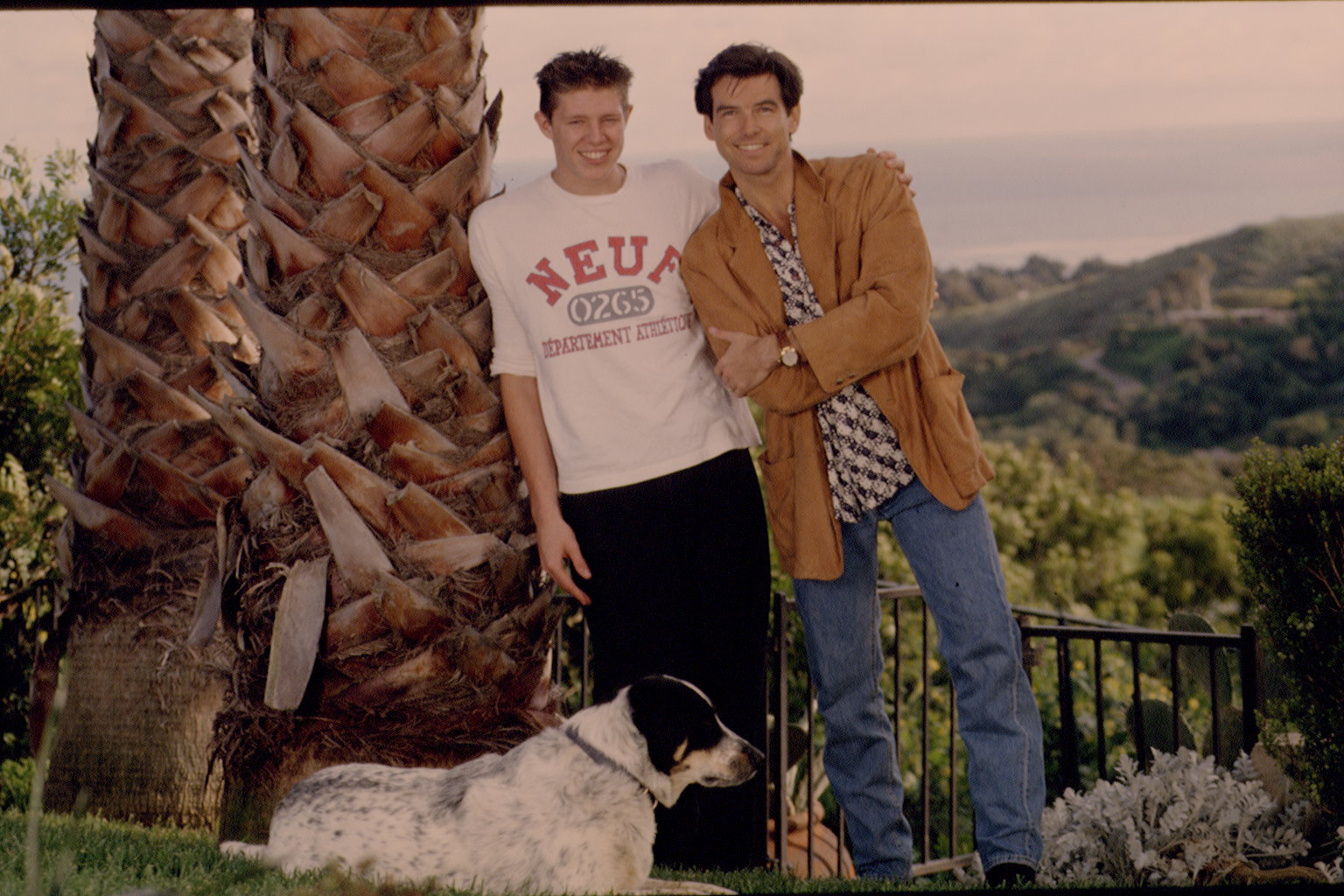 Christopher und Pierce Brosnan im Jahr 1992 zu Hause. | Quelle: Getty Images