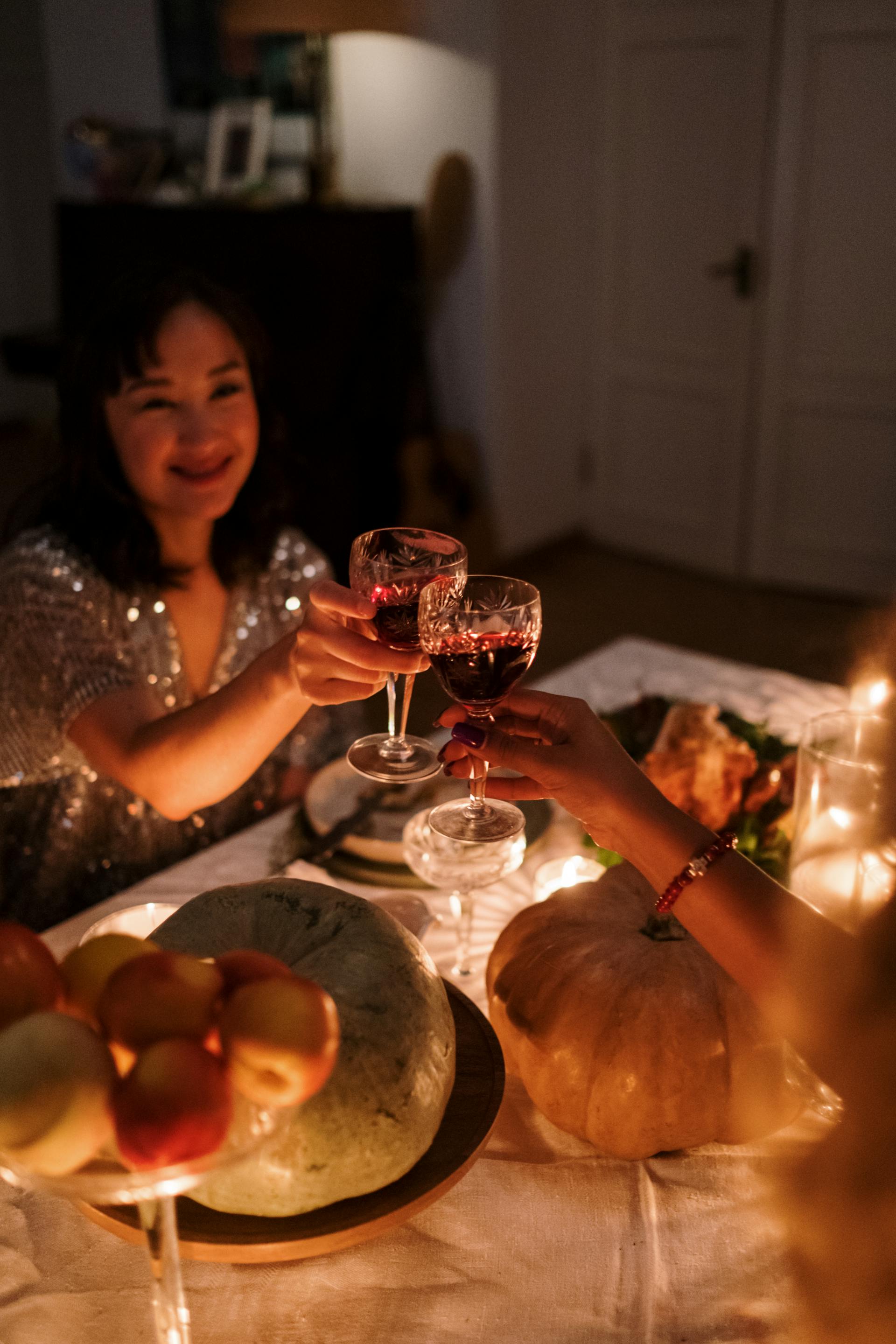 Menschen stoßen beim Abendessen an | Quelle: Pexels