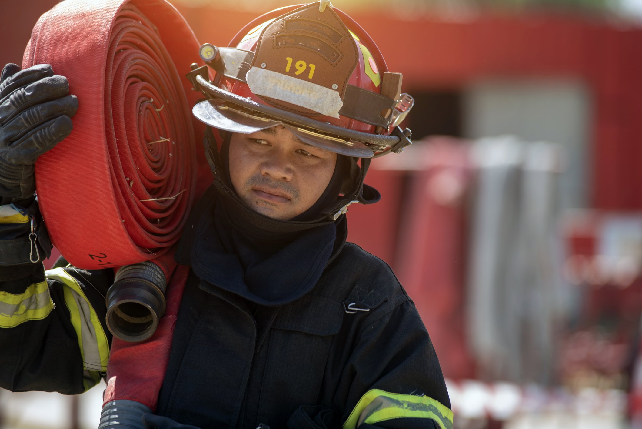 Feuerwehrmann in einem Sicherheitsanzug I Quelle: Getty Images