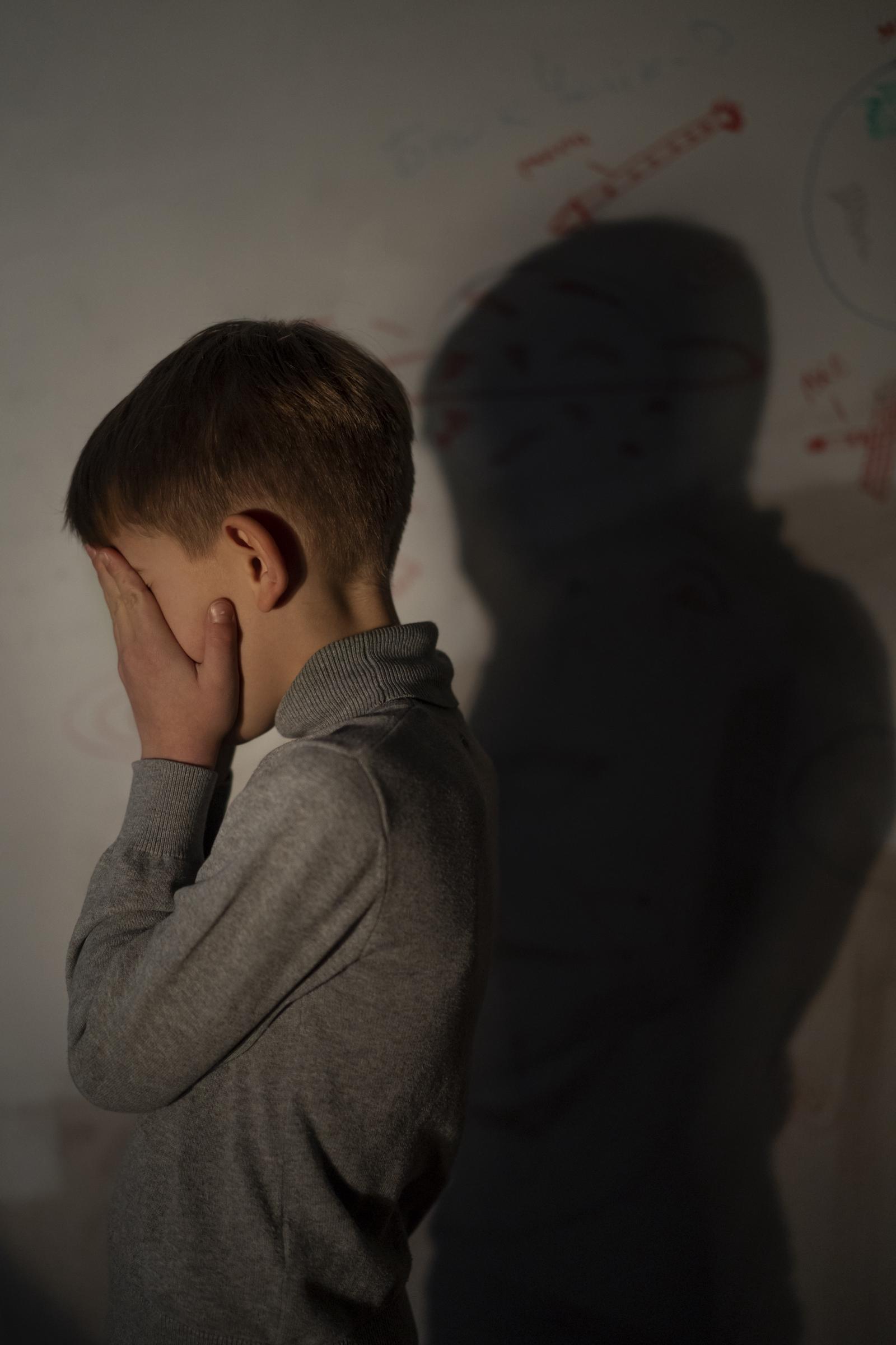 Ein Junge mit gebrochenem Herzen, der in Tränen ausbricht | Quelle: Freepik