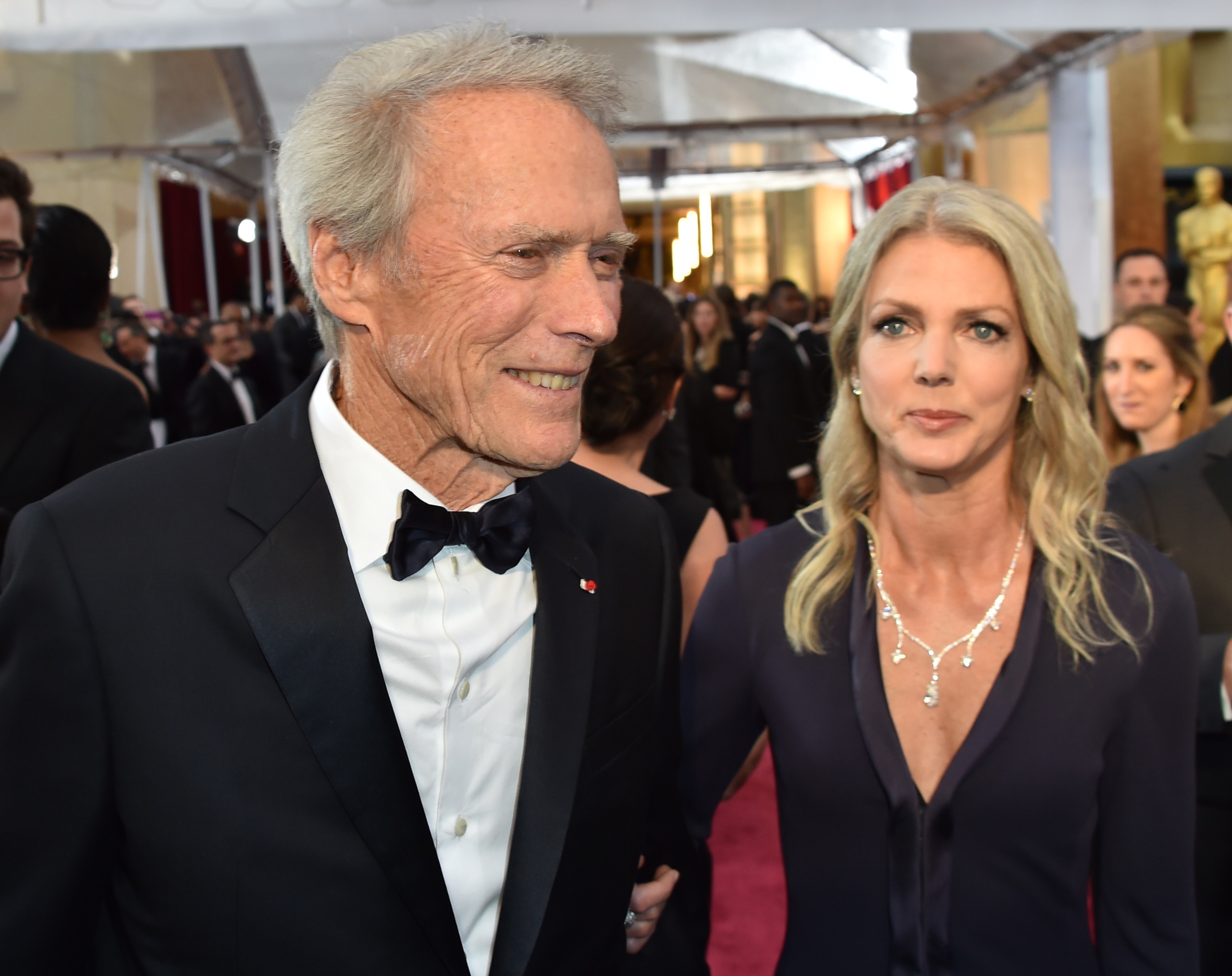 Clint Eastwood und Christina Sandera kommen am 22. Februar 2015 auf dem roten Teppich der 87. Oscarverleihung in Hollywood, Kalifornien, an. | Quelle: Getty Images