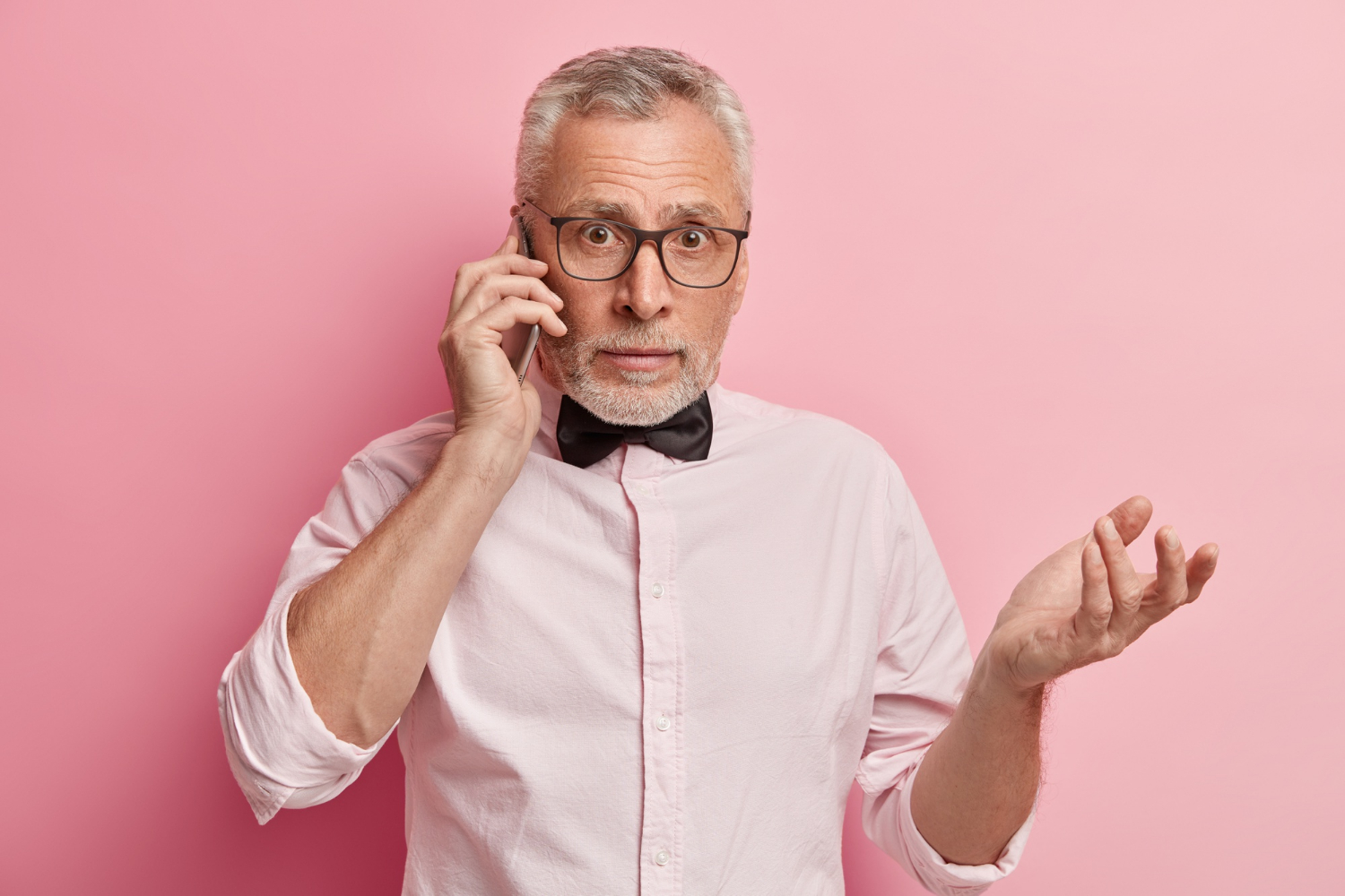 Ein älterer Mann spricht am Telefon | Quelle: Freepik