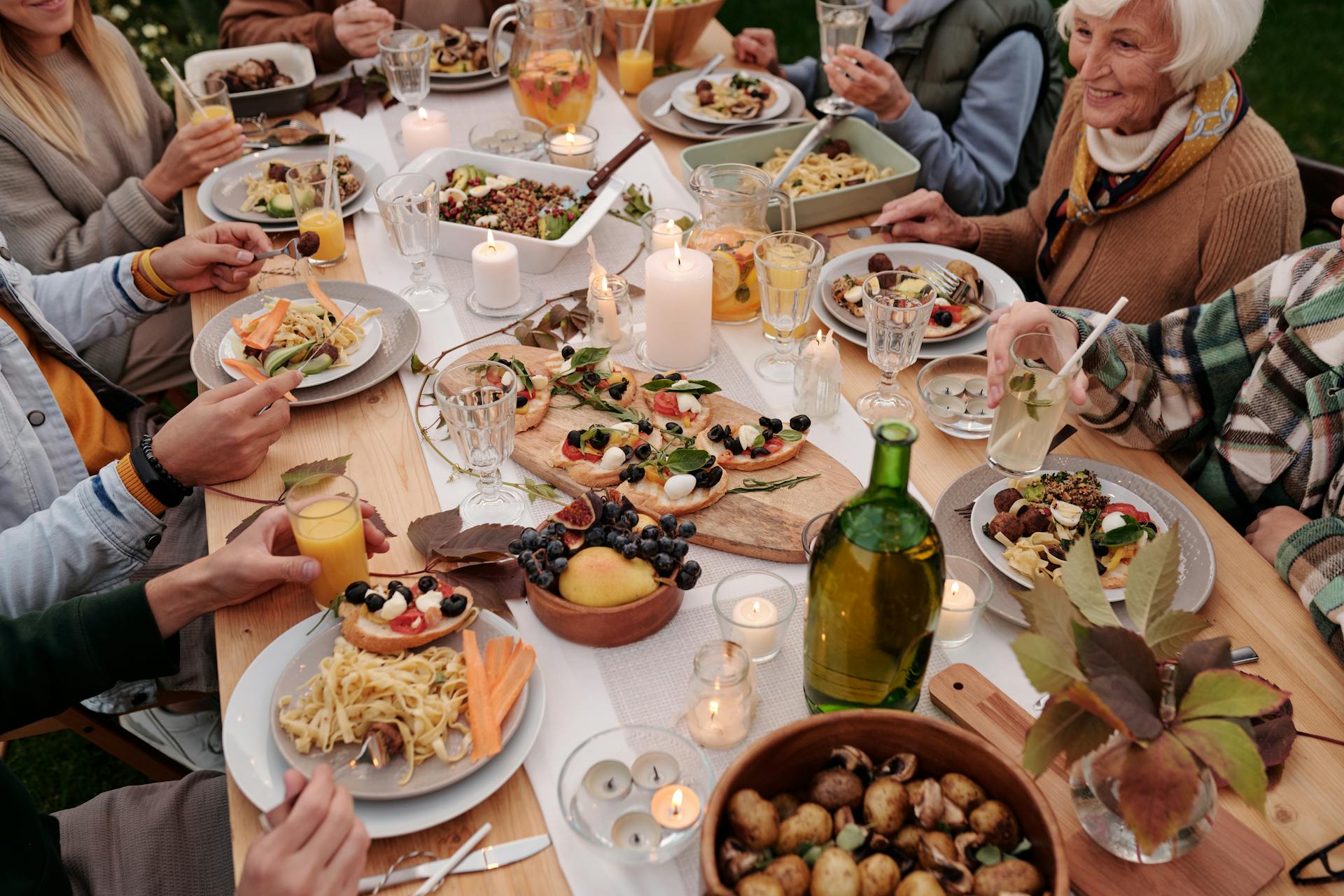 Menschen versammeln sich bei einem festlichen Abendessen | Quelle: Pexels