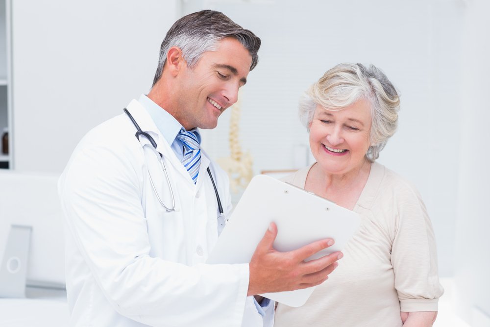 Arzt und Patientin im Gespräch | Quelle: Shutterstock