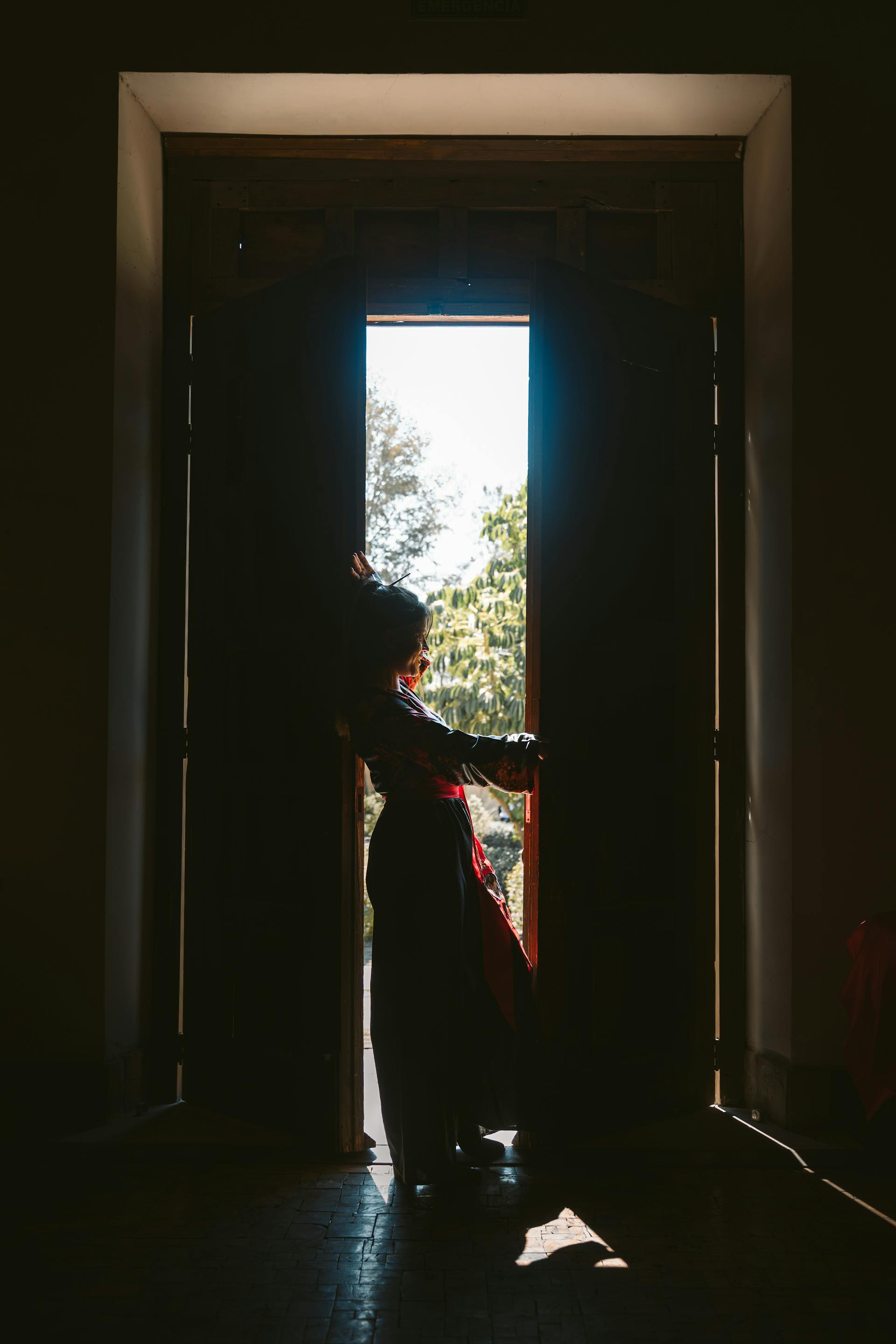 Die Silhouette einer Frau in einer Türöffnung | Quelle: Pexels