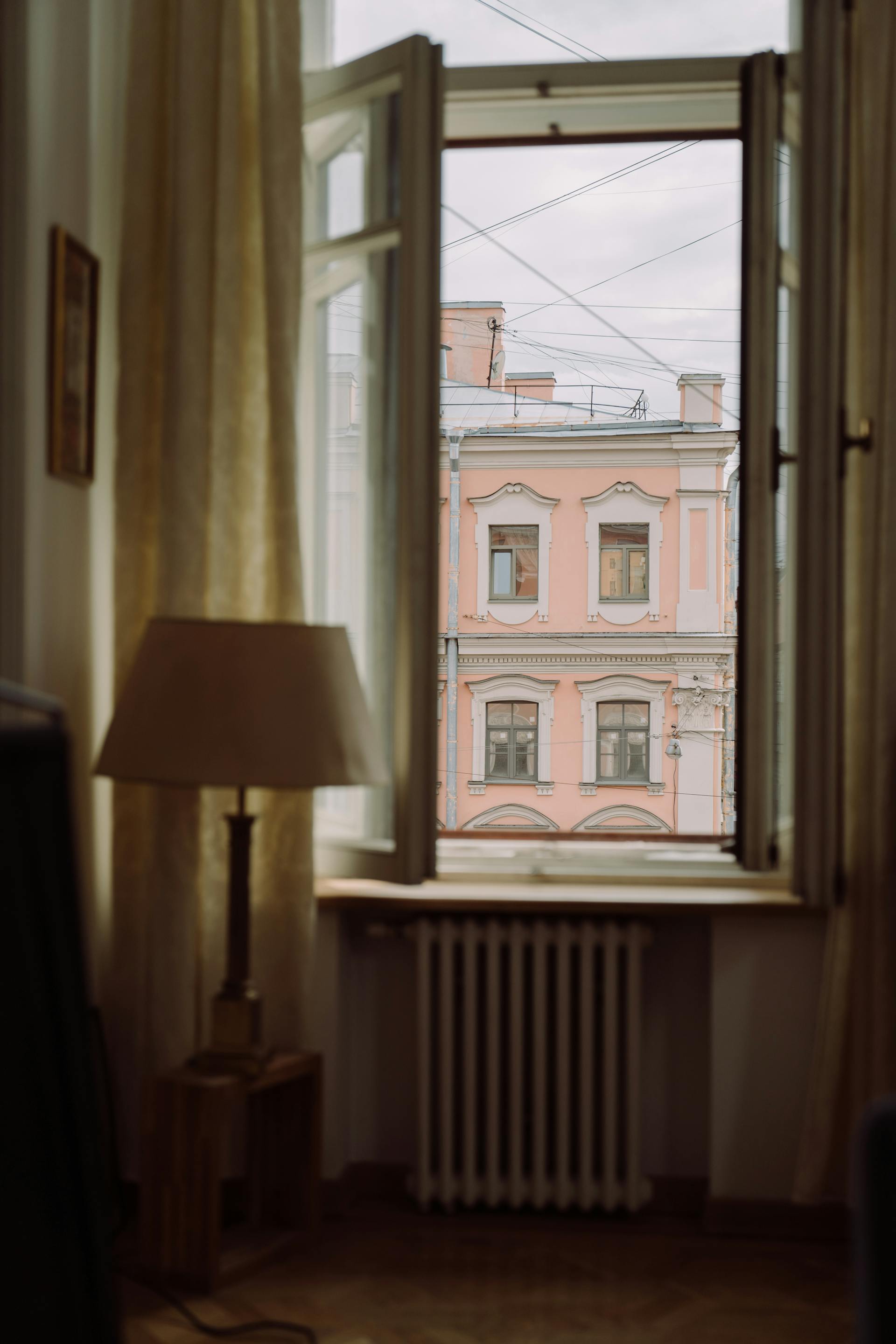 Blick aus dem Fenster auf ein Gebäude auf der anderen Straßenseite | Quelle: Pexels