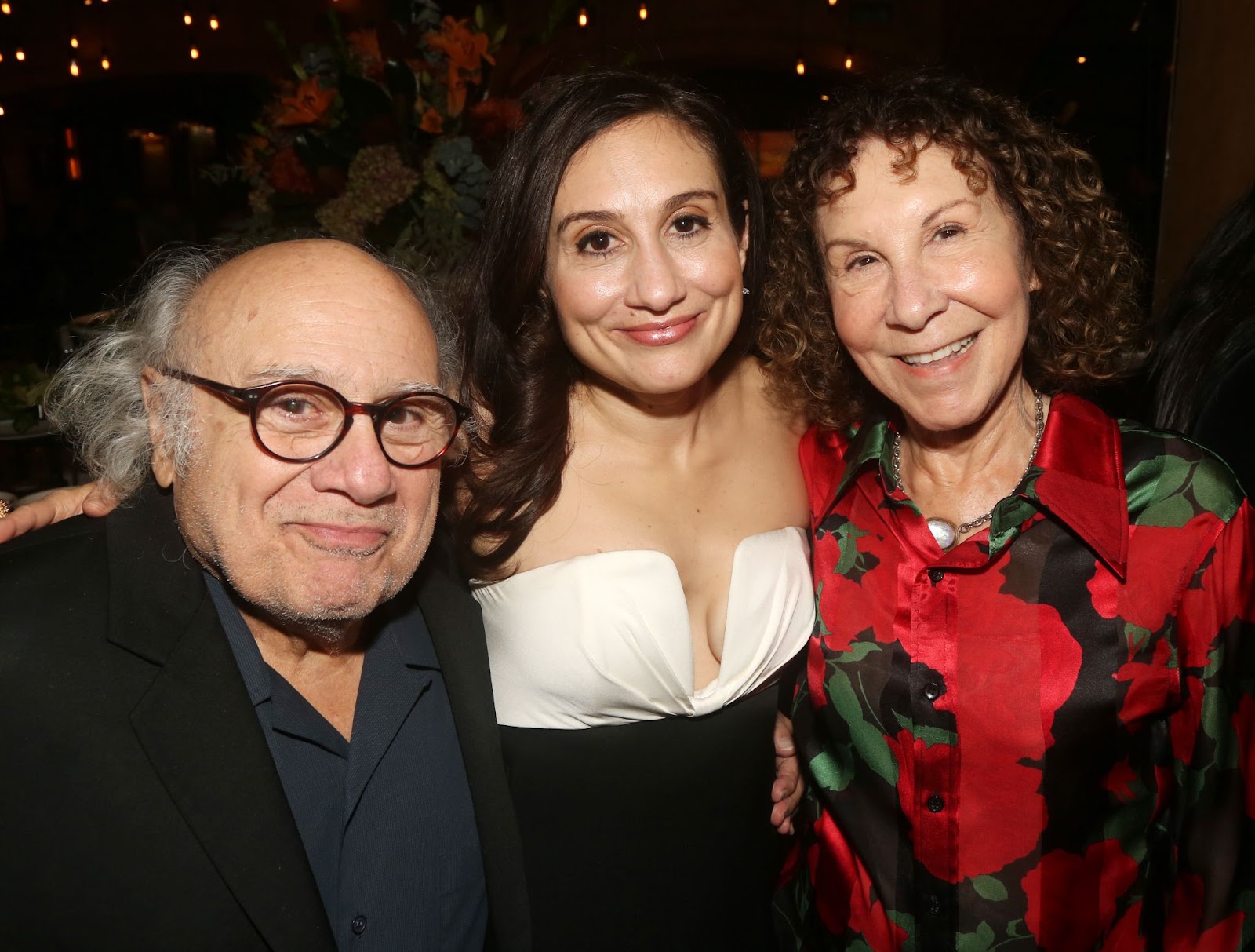 Danny und Lucy DeVito mit Rhea Perlman bei der Afterparty zur Premiere des Theaterstücks "I Need That" am 2. November 2023 in New York. | Quelle: Getty Images