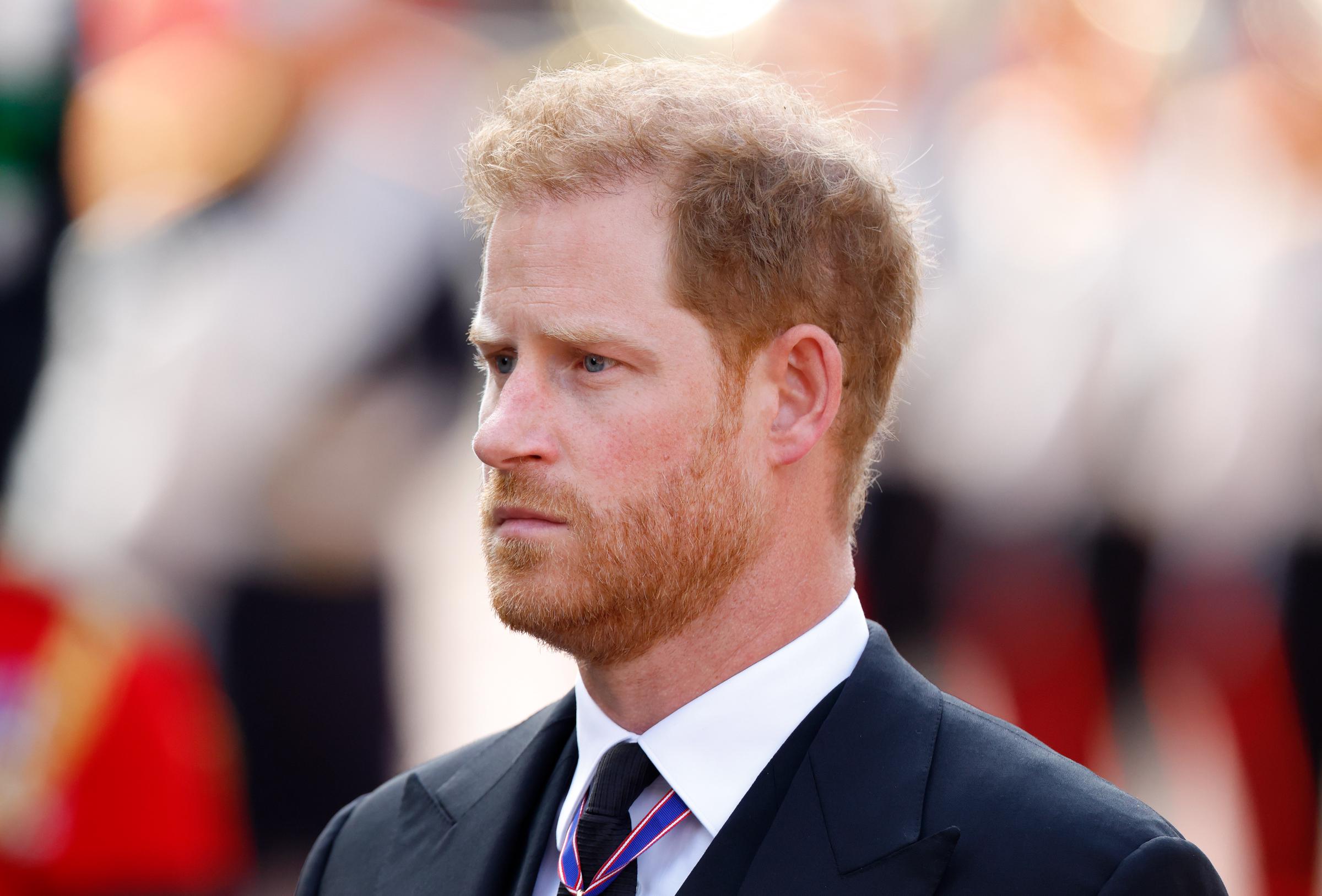 Prinz Harry wirkte bei der Beerdigung von Königin Elisabeth II. im September 2022 niedergeschlagen. Jahre später sprach er offen über die Trauer, die er seit dem Tod seiner Mutter, Prinzessin Diana, im Alter von nur 12 Jahren mit sich trug. | Quelle: Getty Images