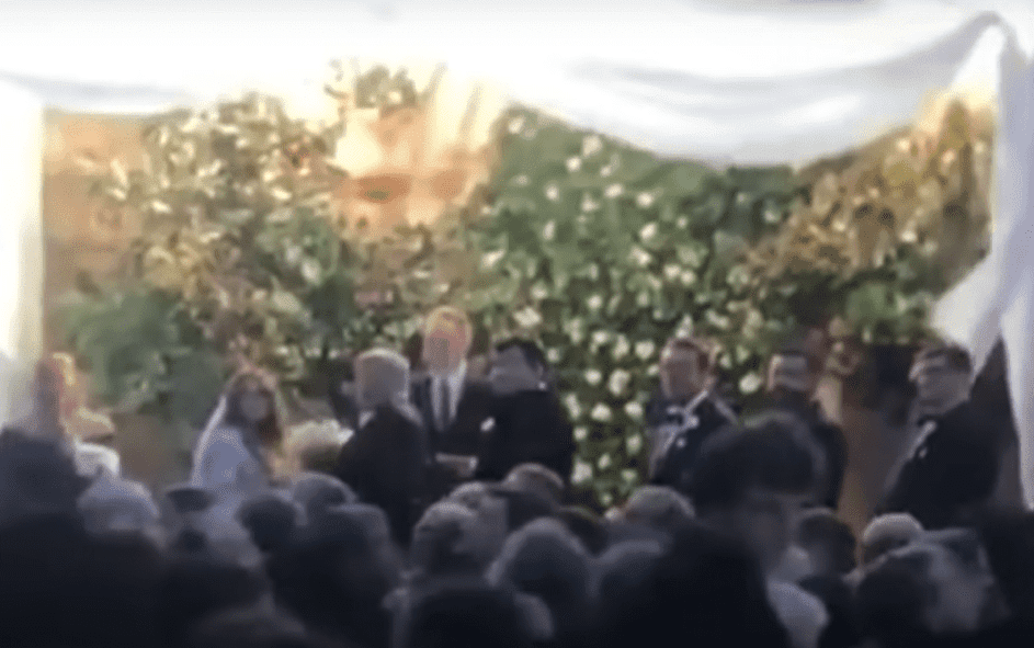 Braut und Bräutigam blicken auf ihre Hochzeit zurück. | Quelle: Youtube.com/InsideEdition