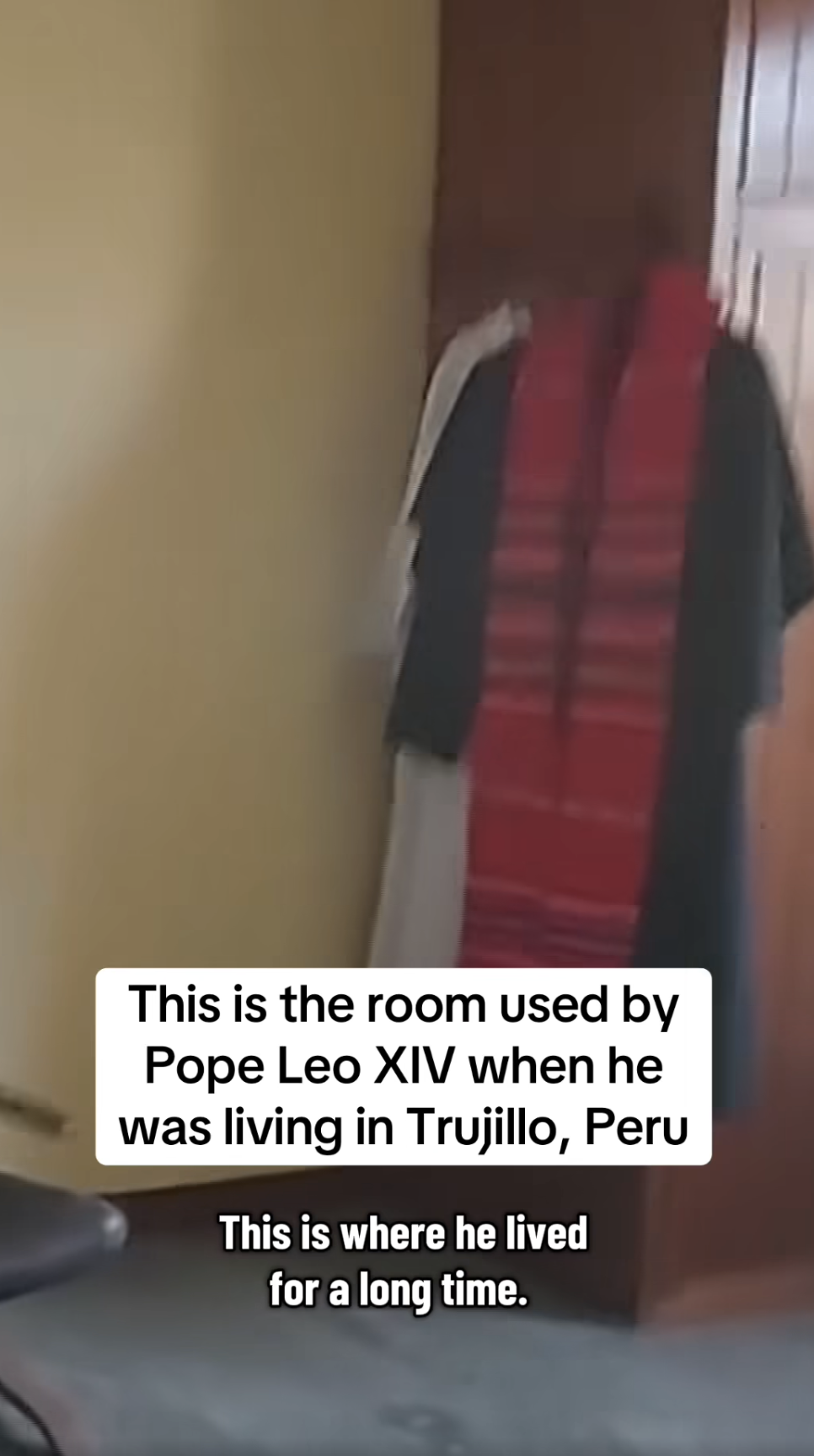 Ein Screenshot des Zimmers von Papst Leo XIV, als er in Trujillo, Peru, lebte, aus einem Video vom 9. Mai 2025. | Quelle: Facebook/CBS News
