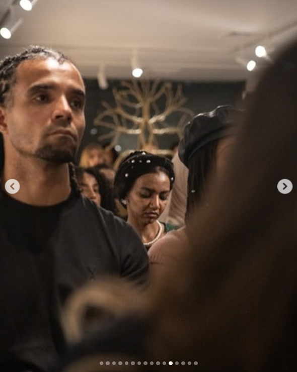 Akala schaut ernst und hört der Podiumsdiskussion im Atelier Jolie in New York City zu, gepostet im September 2024 | Quelle: Instagram.com/atelierjolieofficial