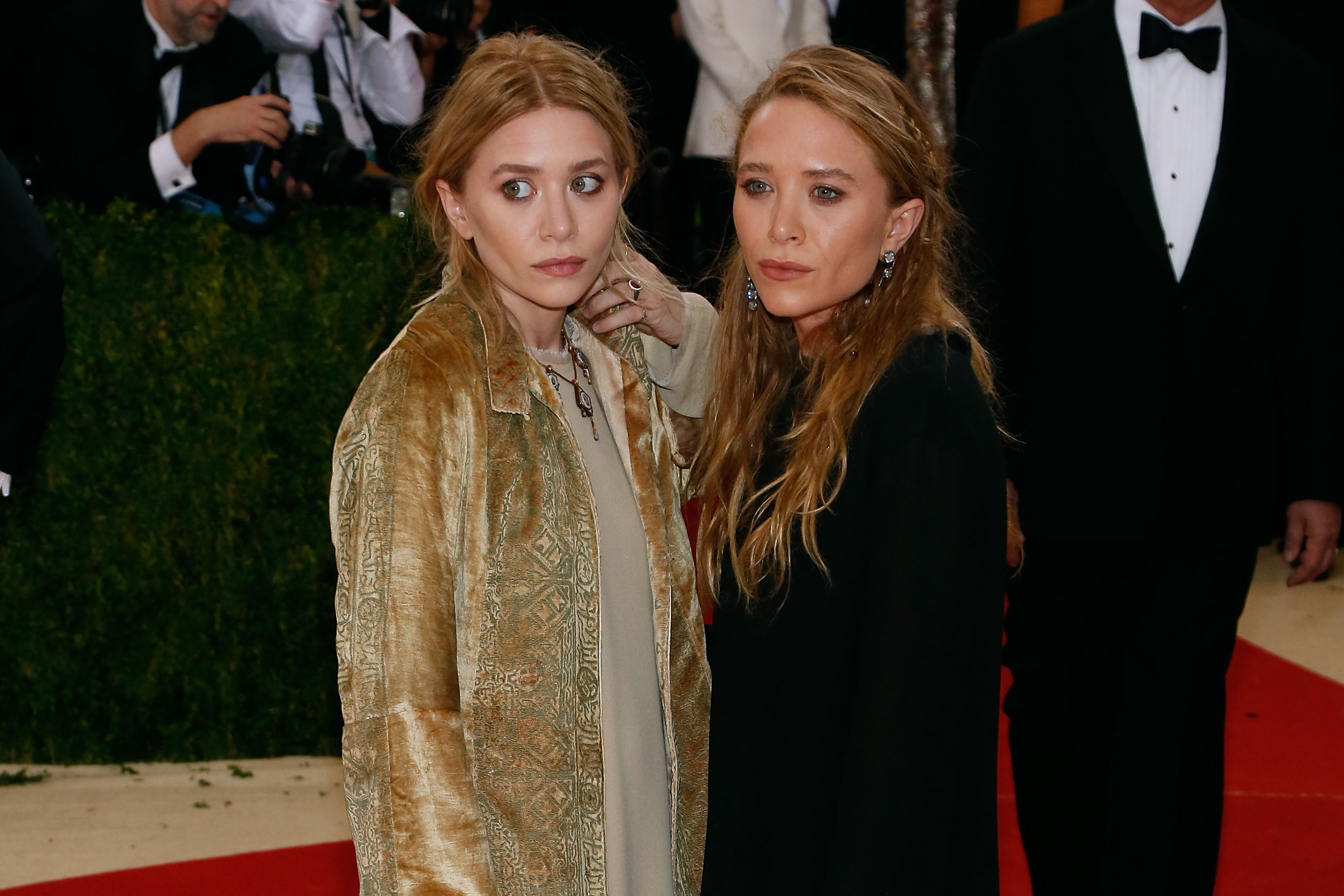 Eine raffinierte Silhouette und eine elegante Gelassenheit zeichneten die 29-jährigen Mary-Kate und Ashley Olsen bei der Costume Institute Gala am 2. Mai 2016 aus, wo ihre ruhigen Gesichter, umrahmt von sanft zurückgestrichenem Haar und dezentem Make-up, perfekt zu ihren mehrschichtigen, vintage-inspirierten Boho-Mänteln und dunklen Outfits passten.