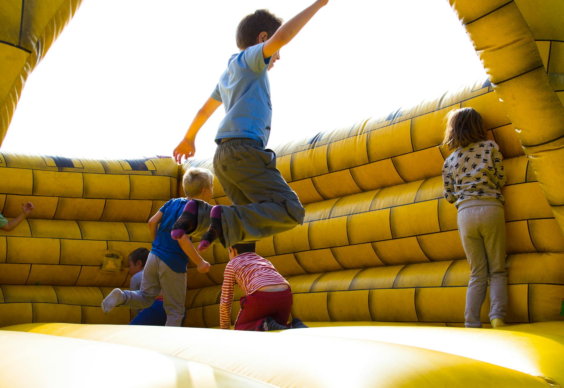 Kinder spielen auf einer Hüpfburg | Quelle: Pexels